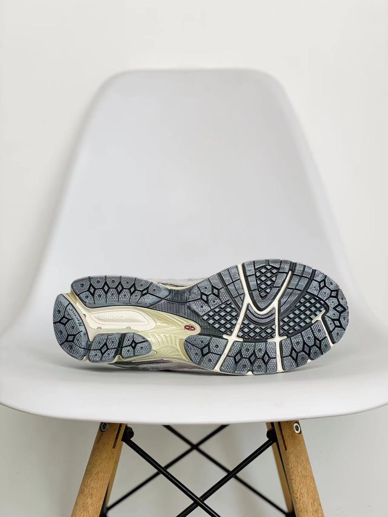 新版 New Balance 2002R Protection Pack 云雨灰 低筒 跑步鞋 运动鞋 休闲鞋 男鞋 女鞋 M2002RDA