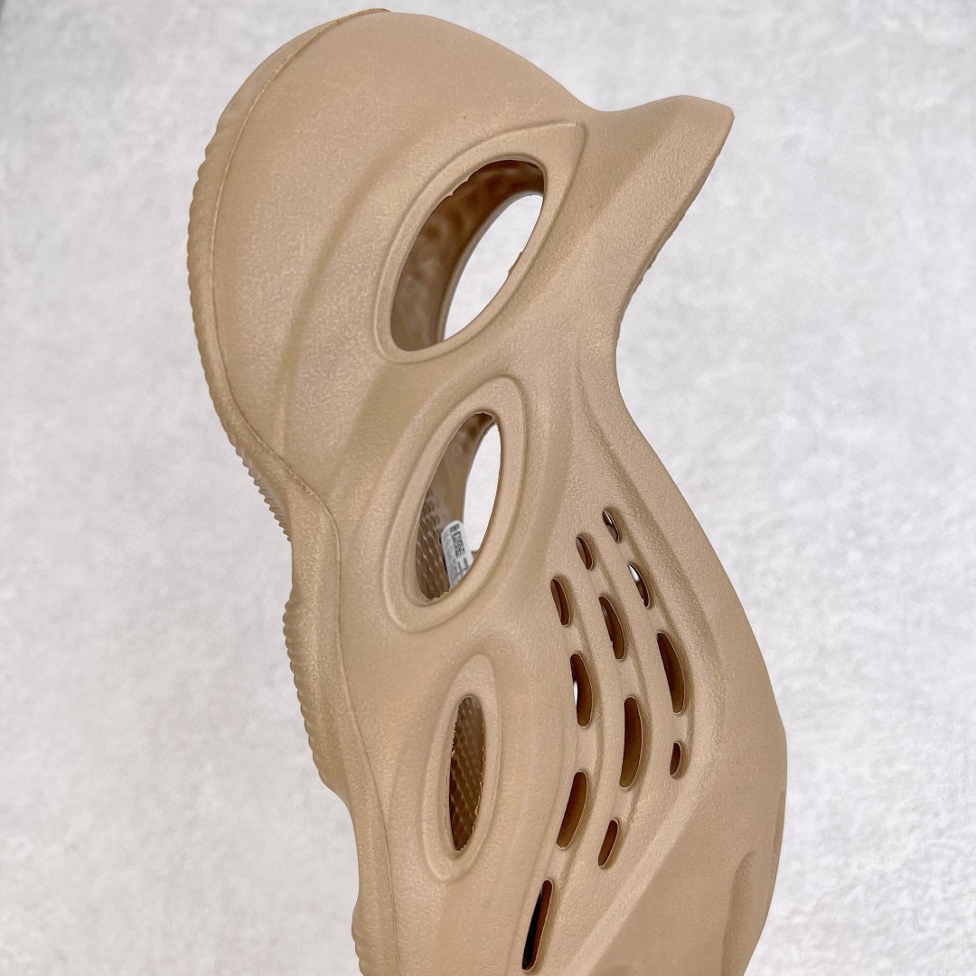 adidas originals Yeezy Foam Runner Mist 柳木棕 薄雾 运动凉鞋 洞洞鞋 拖鞋 室内室外拖 男鞋 女鞋  GV6774