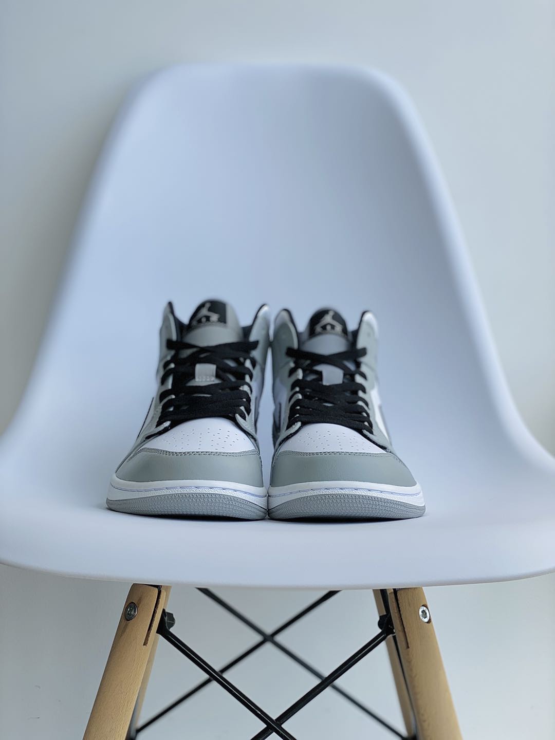 Air Jordan 1 Mid AJ1 Light Smoke Grey 小烟灰 灰白 休闲鞋 女鞋 男鞋 情侣鞋 554724-092