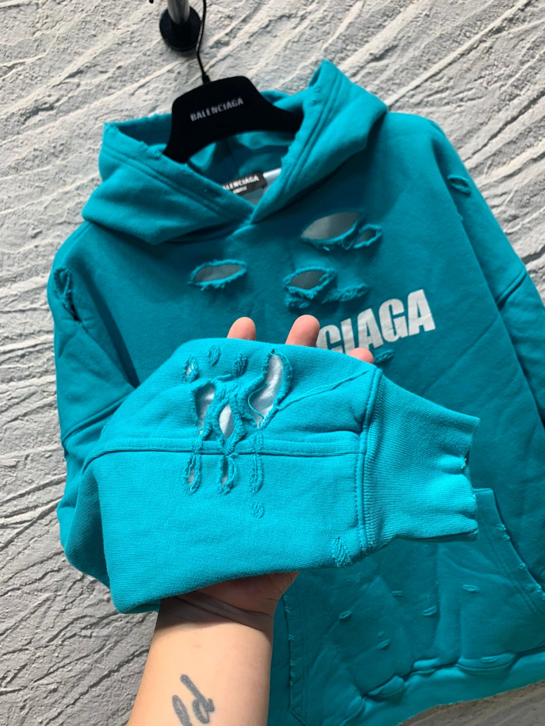 Balenciaga 巴黎世家 SS22 Destroyed Logo印花 破洞 天蓝色 连帽卫衣 套头卫衣 长袖 秋冬 男女同款 659403TKVB64661