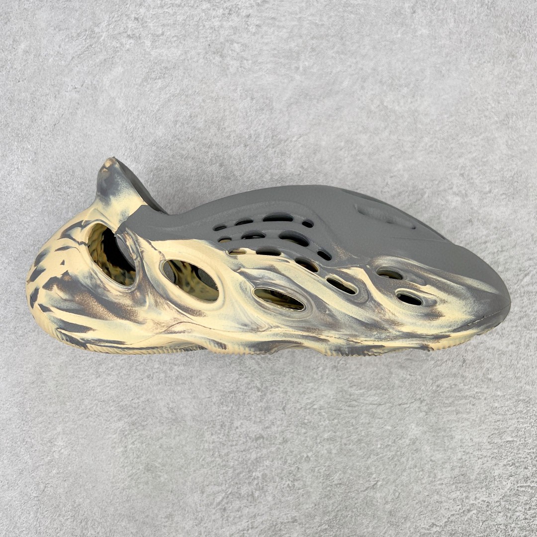 adidas originals Yeezy Foam Runner MXT Moon Grey 灰黄 运动凉鞋 洞洞鞋 拖鞋 室内室外拖 男鞋 女鞋  GV7904