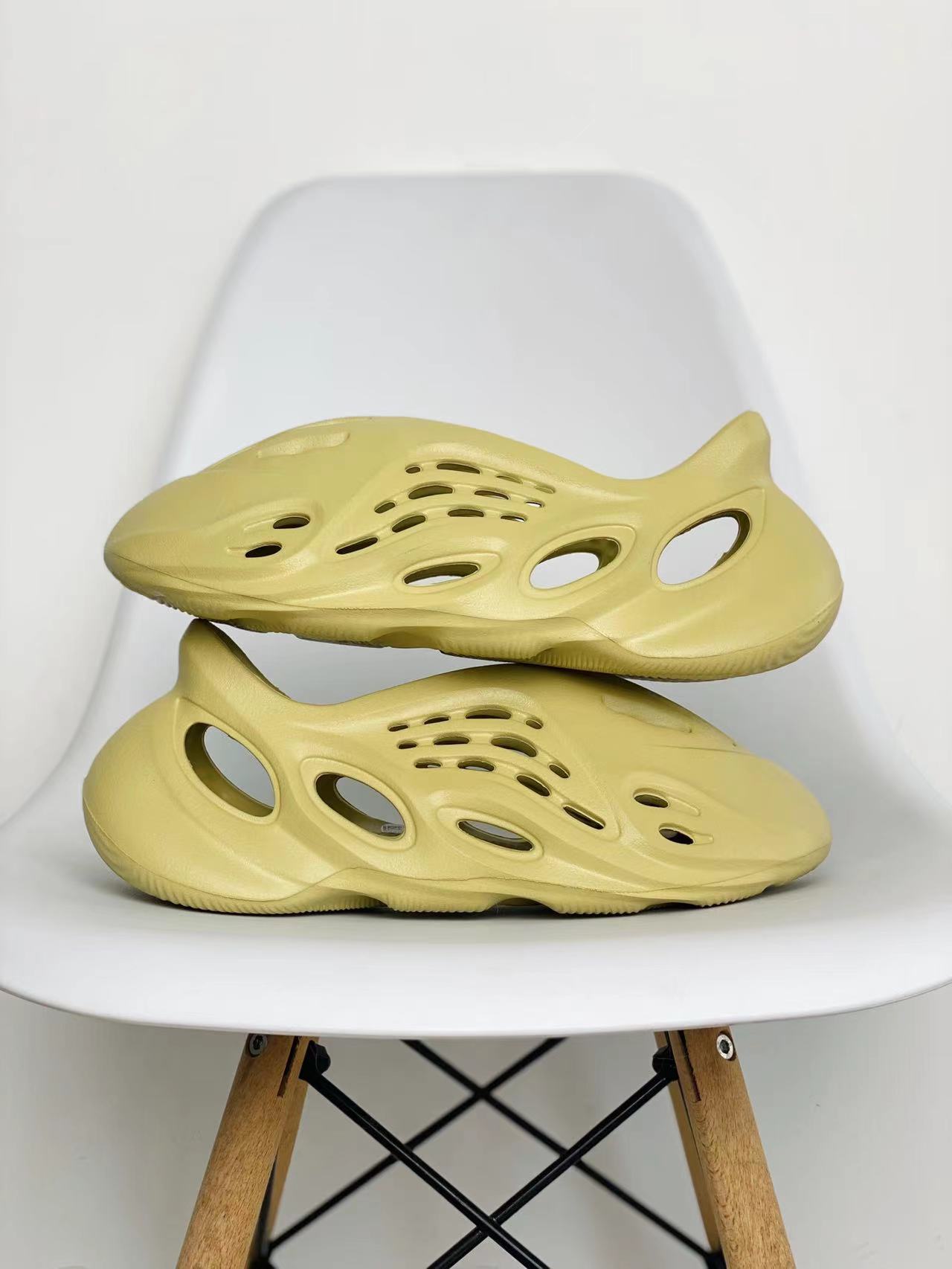 adidas originals Yeezy Foam Runner Sand 土黄 米黄 硫磺  运动凉鞋 洞洞鞋 拖鞋 室内室外拖 男鞋 女鞋 GV6775