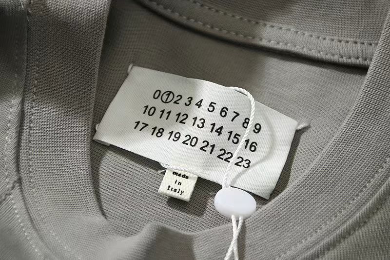 Maison Margiela 马吉拉 胸前字母logo 不规则设计 短袖 黑色 白色  深灰色 T 恤 圆领 套头 夏季 男女同款 