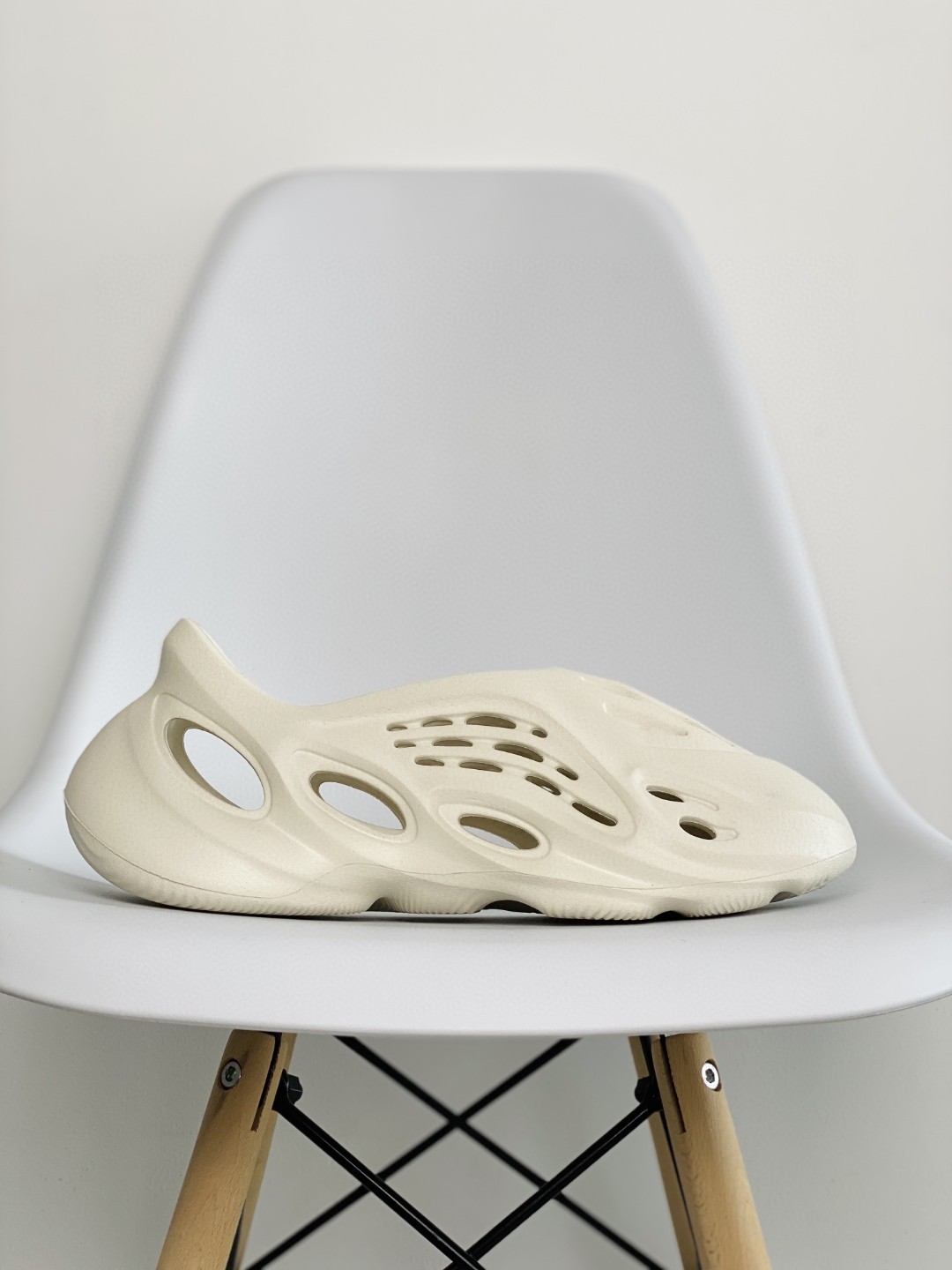 adidas originals Yeezy Foam Runner Sand 沙色 洞洞鞋 拖鞋 室内室外拖 FY4567-2021