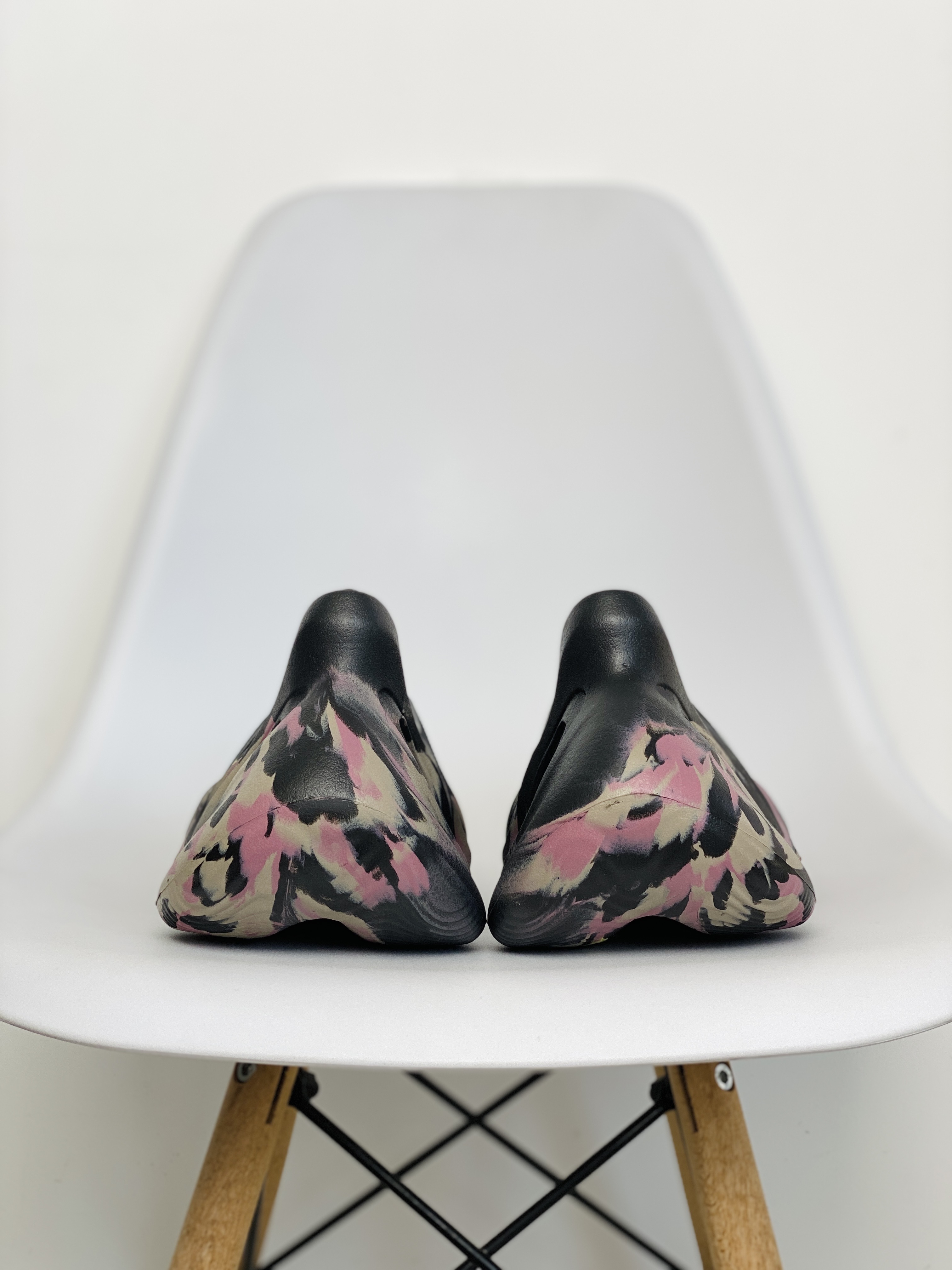 adidas originals Yeezy Foam Runner  MX cARBON 紫色 小丑 运动凉鞋 洞洞鞋 拖鞋 室内室外拖 男鞋 女鞋 IG9562 