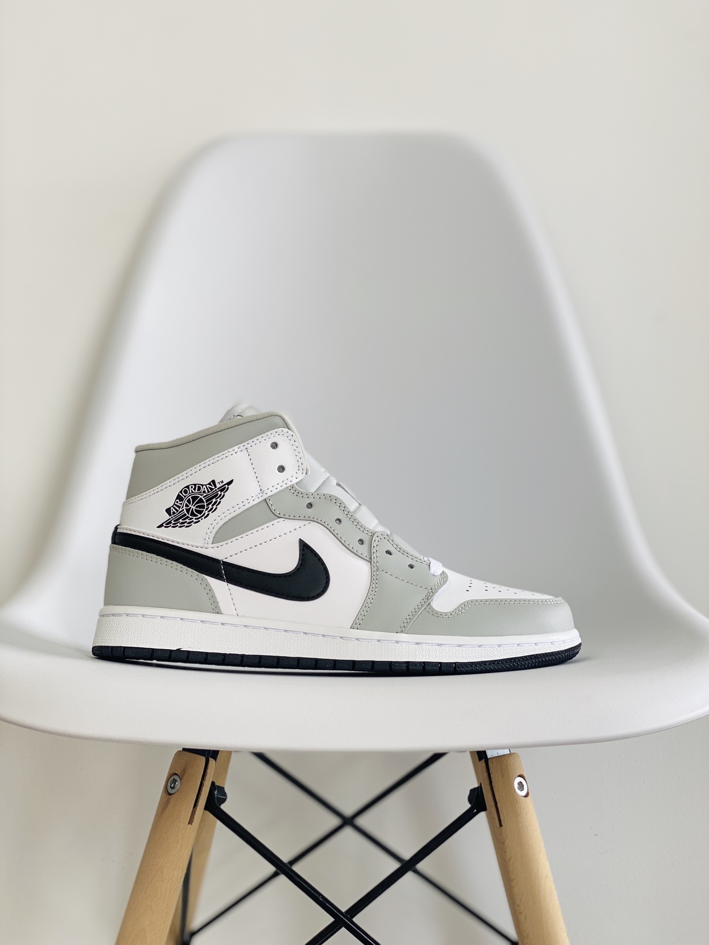 Air Jordan 1 Mid AJ1 Lighs Smoke Grey 煙灰  休闲鞋 女鞋 男鞋 情侣鞋 BQ6472-105