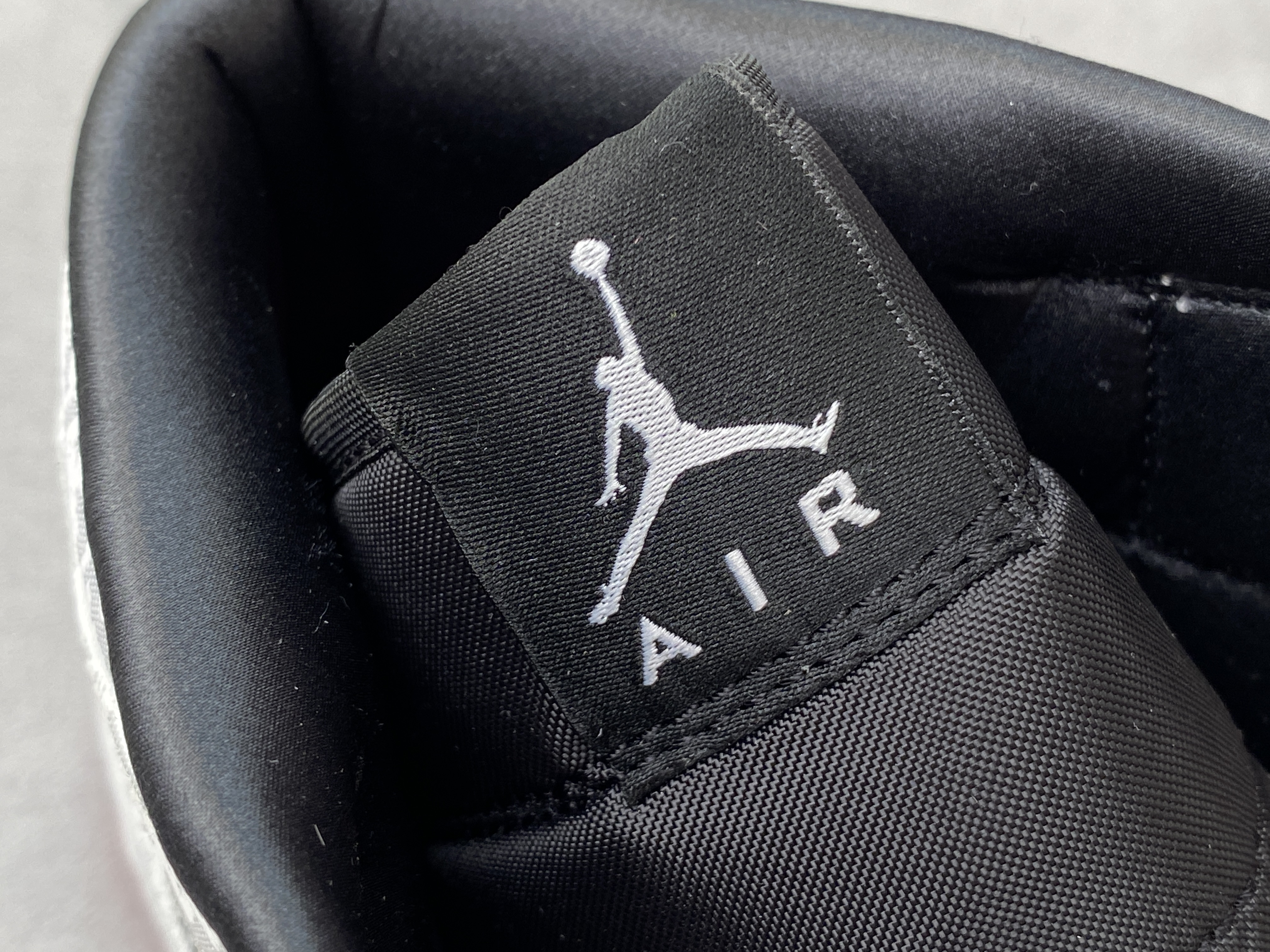 CLOT Air Jordan 1 Mid AJ1  Fearless 陈冠希 白丝绸 铜钱  篮球鞋 运动鞋 休闲鞋 男鞋 CU2804-100