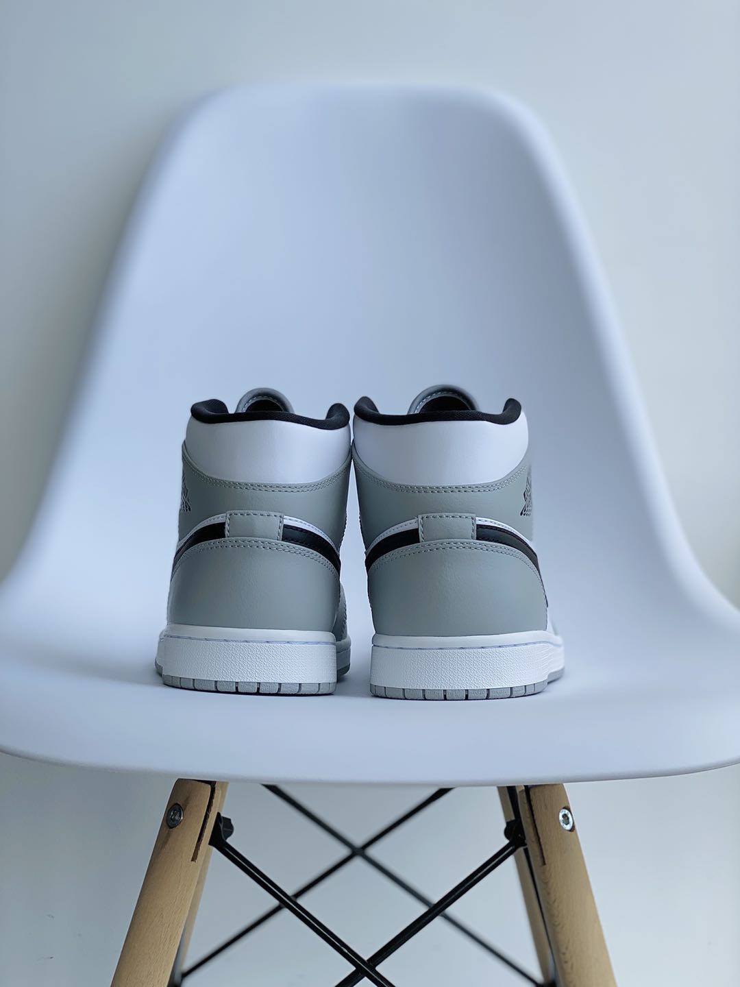 Air Jordan 1 Mid AJ1 Light Smoke Grey 小烟灰 灰白 休闲鞋 女鞋 男鞋 情侣鞋 554724-092