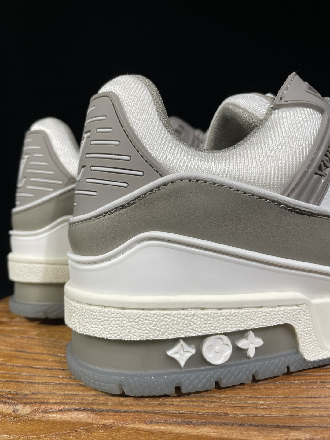 Louis Vuitton 路易威登 Trainer 牛皮 灰白 休闲鞋 板鞋 运动鞋 男鞋 女鞋 1A8KB8
