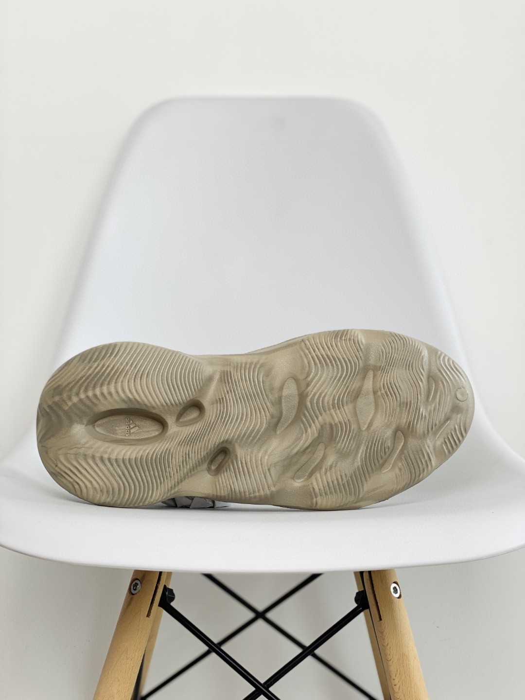 adidas originals Yeezy Foam Runner  Stone Sage 灰棕 鼠尾草 运动凉鞋 洞洞鞋 拖鞋 室内室外拖 男鞋 女鞋 GW3354