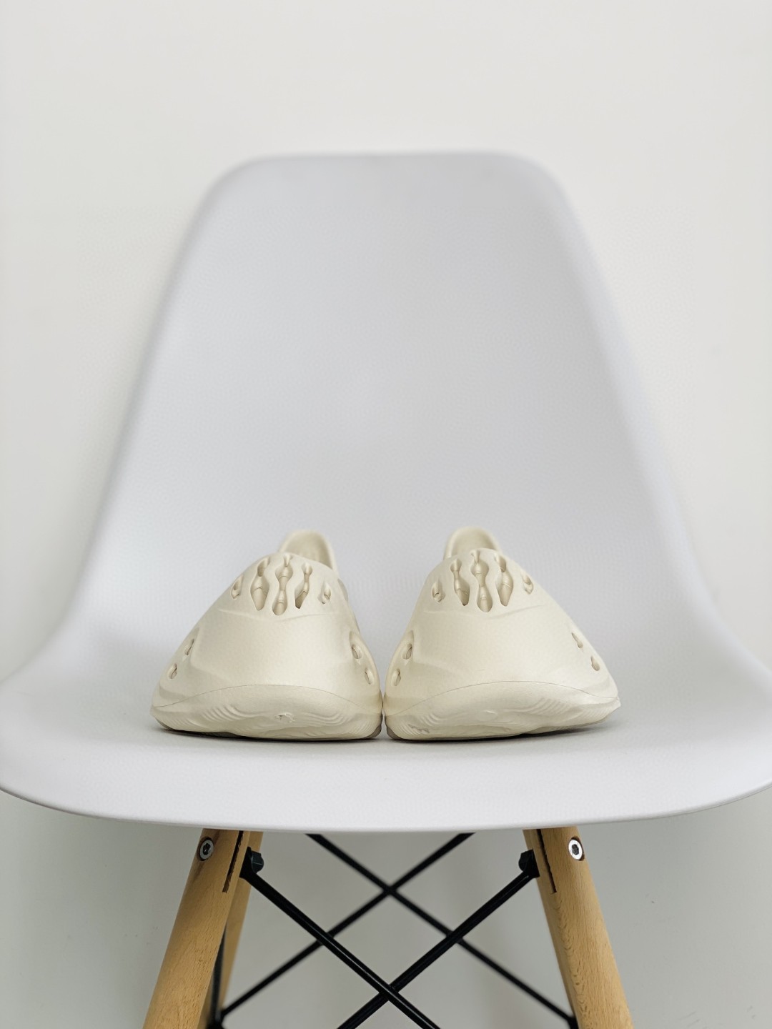 adidas originals Yeezy Foam Runner  Ararat 白色 运动凉鞋 洞洞鞋 拖鞋 室内室外拖 男鞋 女鞋 G55486