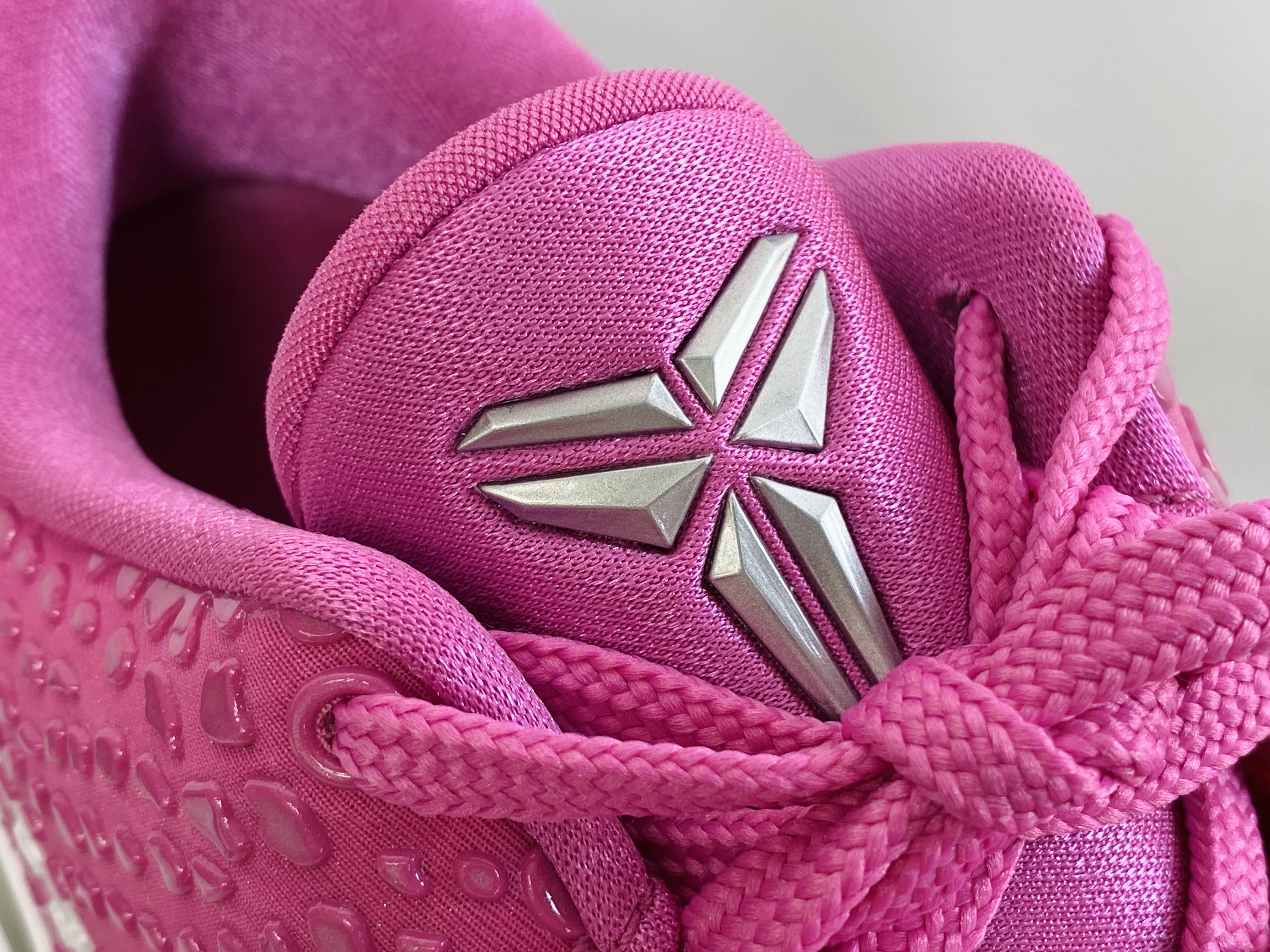 需预定 H12 Kobe6 Think Pink 乳腺癌  球鞋 籃球鞋 實戰鞋 前掌气垫 后掌EVA  真碳板 波鞋 男鞋   DM2825-001