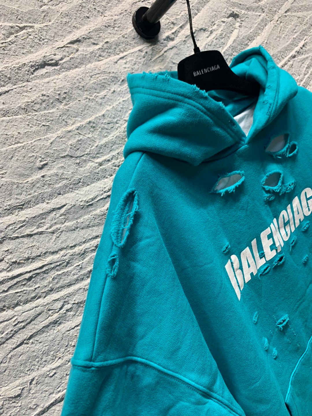 Balenciaga 巴黎世家 SS22 Destroyed Logo印花 破洞 天蓝色 连帽卫衣 套头卫衣 长袖 秋冬 男女同款 659403TKVB64661