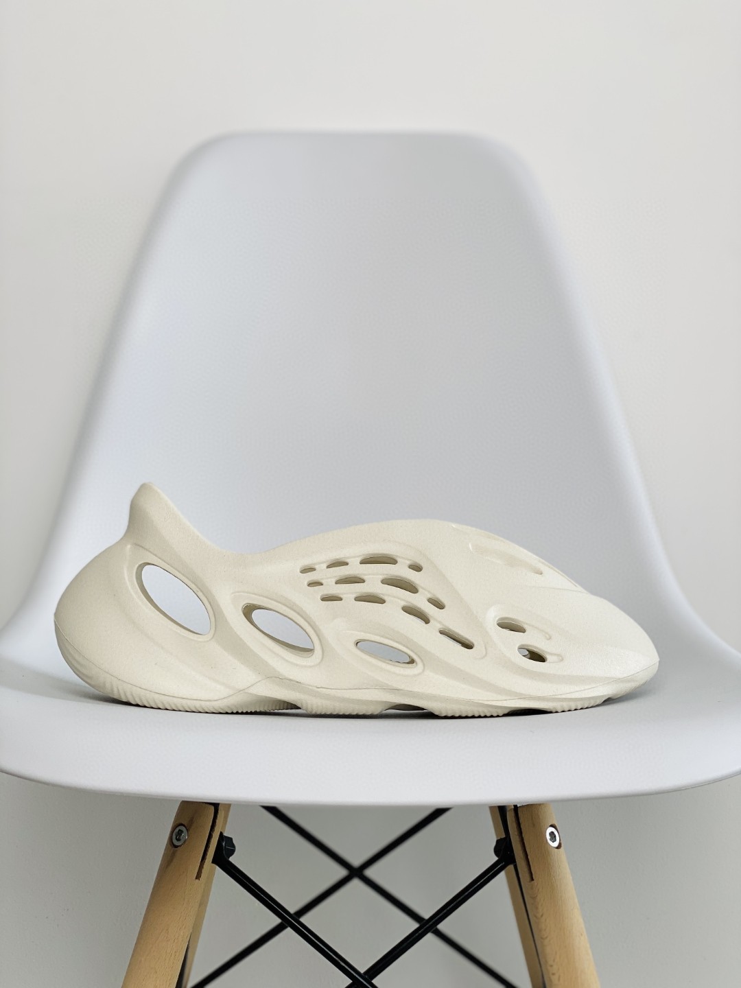 adidas originals Yeezy Foam Runner Sand 沙色 洞洞鞋 拖鞋 室内室外拖 FY4567-2021