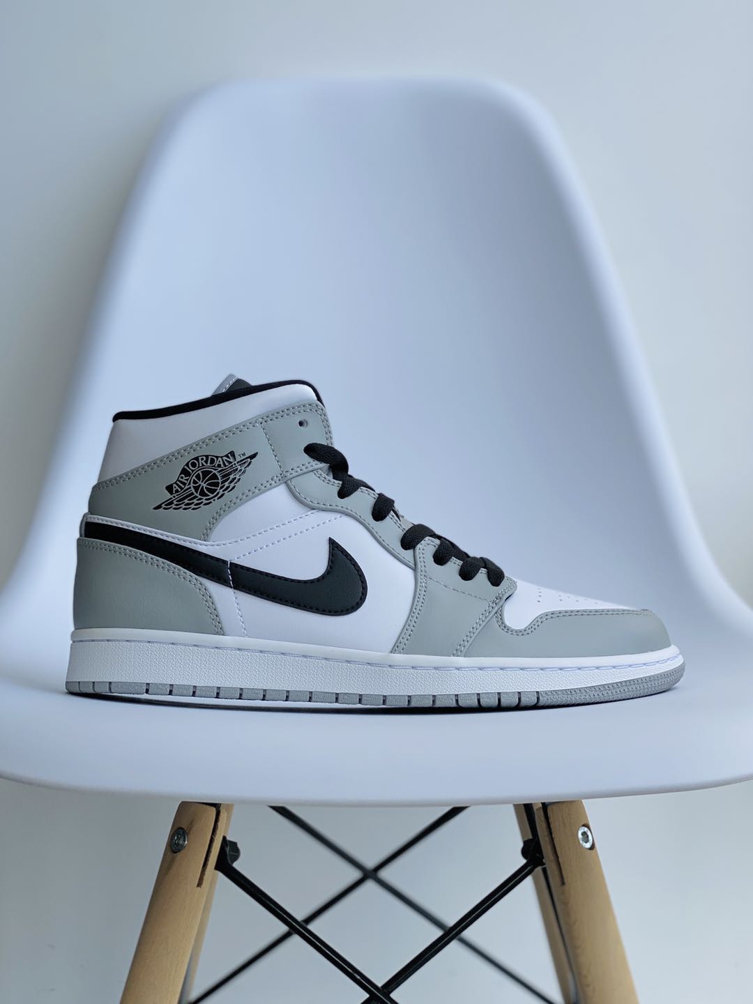 Air Jordan 1 Mid AJ1 Light Smoke Grey 小烟灰 灰白 休闲鞋 女鞋 男鞋 情侣鞋 554724-092