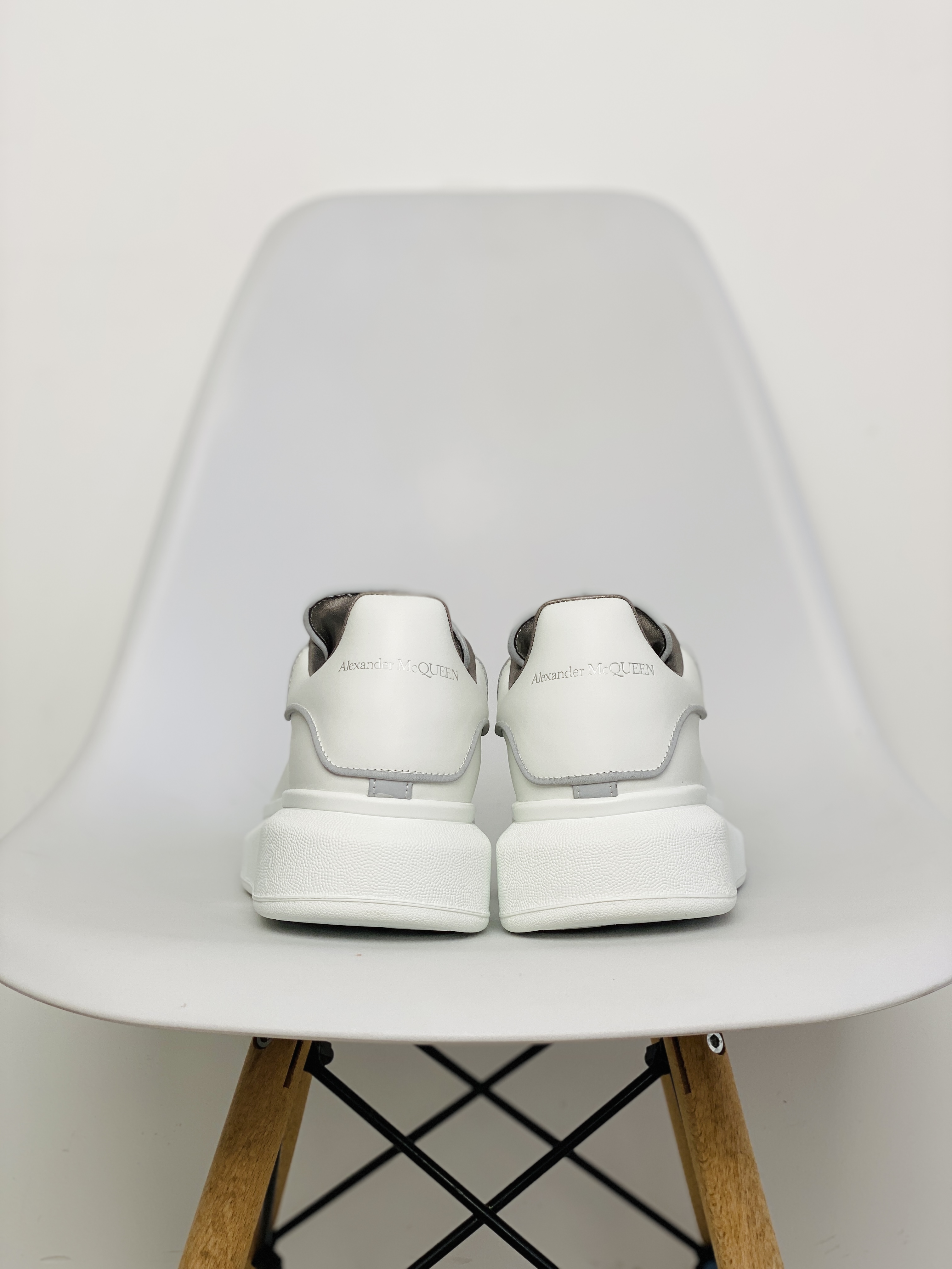 Alexander McQueen 麦昆 白灰 3M反光 低筒 板鞋 休闲鞋 厚底鞋 增高鞋 男鞋 女鞋 561123WHTQK9071