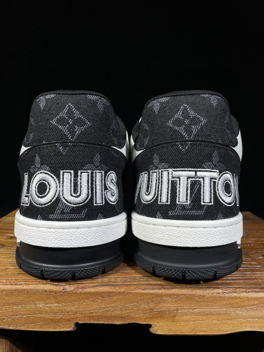 Louis Vuitton 路易威登 Trainer 魔术贴 牛皮 黑白 熊猫 低筒 休闲鞋 板鞋 运动鞋 男鞋 女鞋 1A9ZB0