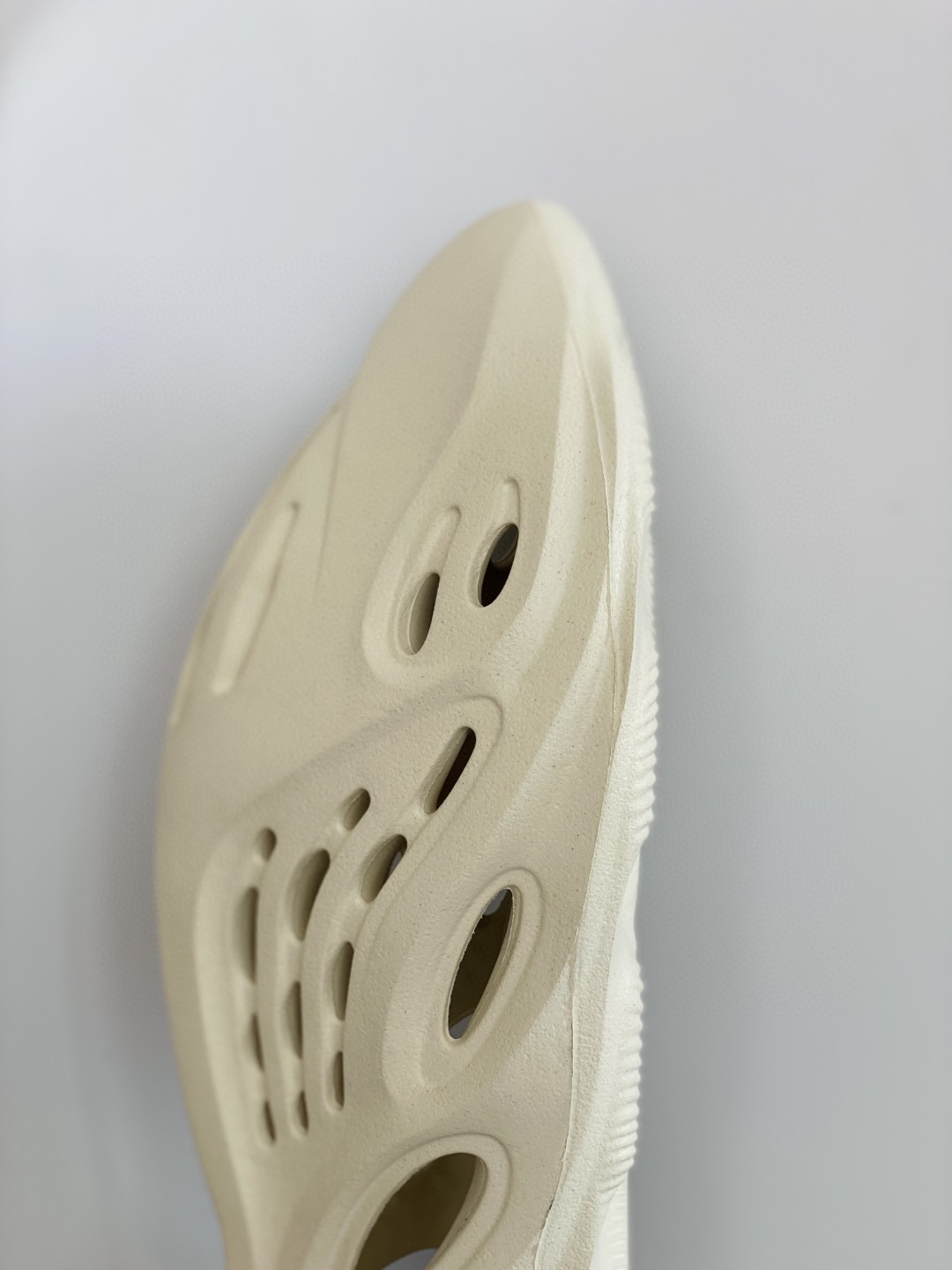 adidas originals Yeezy Foam Runner Sand 沙色 洞洞鞋 拖鞋 室内室外拖 FY4567-2021