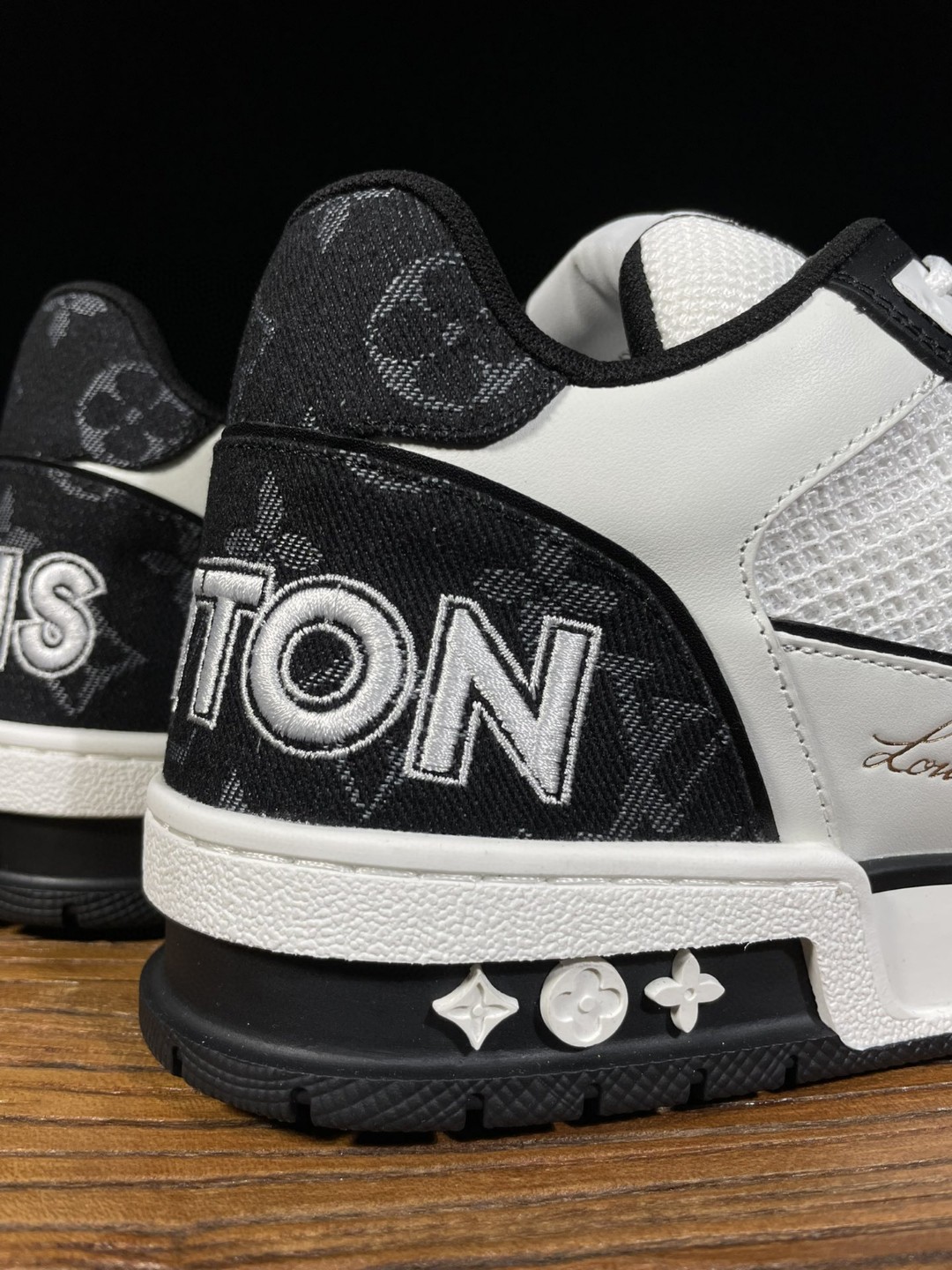 Louis Vuitton 路易威登 Trainer 魔术贴 牛皮 黑白 熊猫 低筒 休闲鞋 板鞋 运动鞋 男鞋 女鞋 1A9ZB0