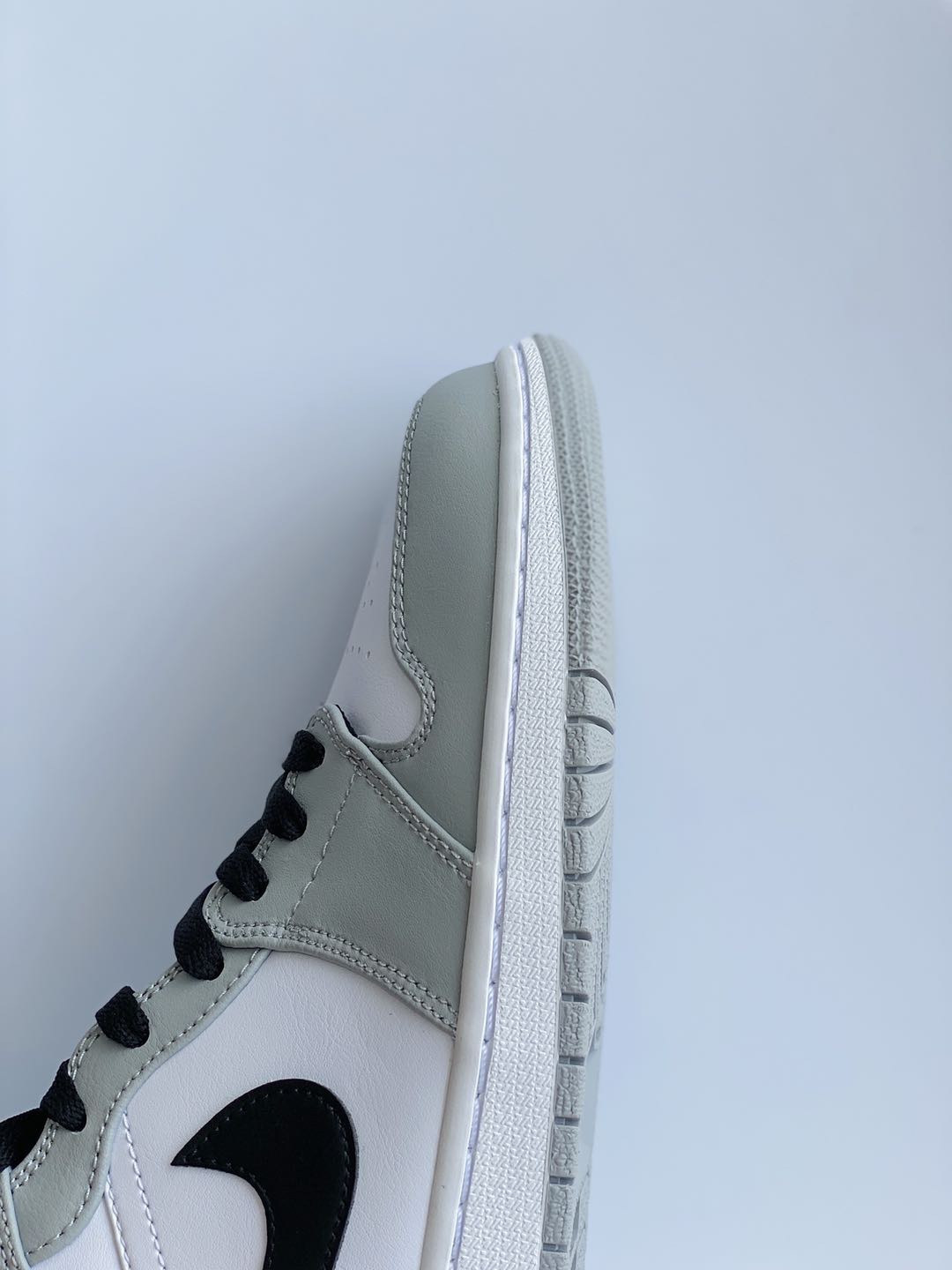 Air Jordan 1 Mid AJ1 Light Smoke Grey 小烟灰 灰白 休闲鞋 女鞋 男鞋 情侣鞋 554724-092