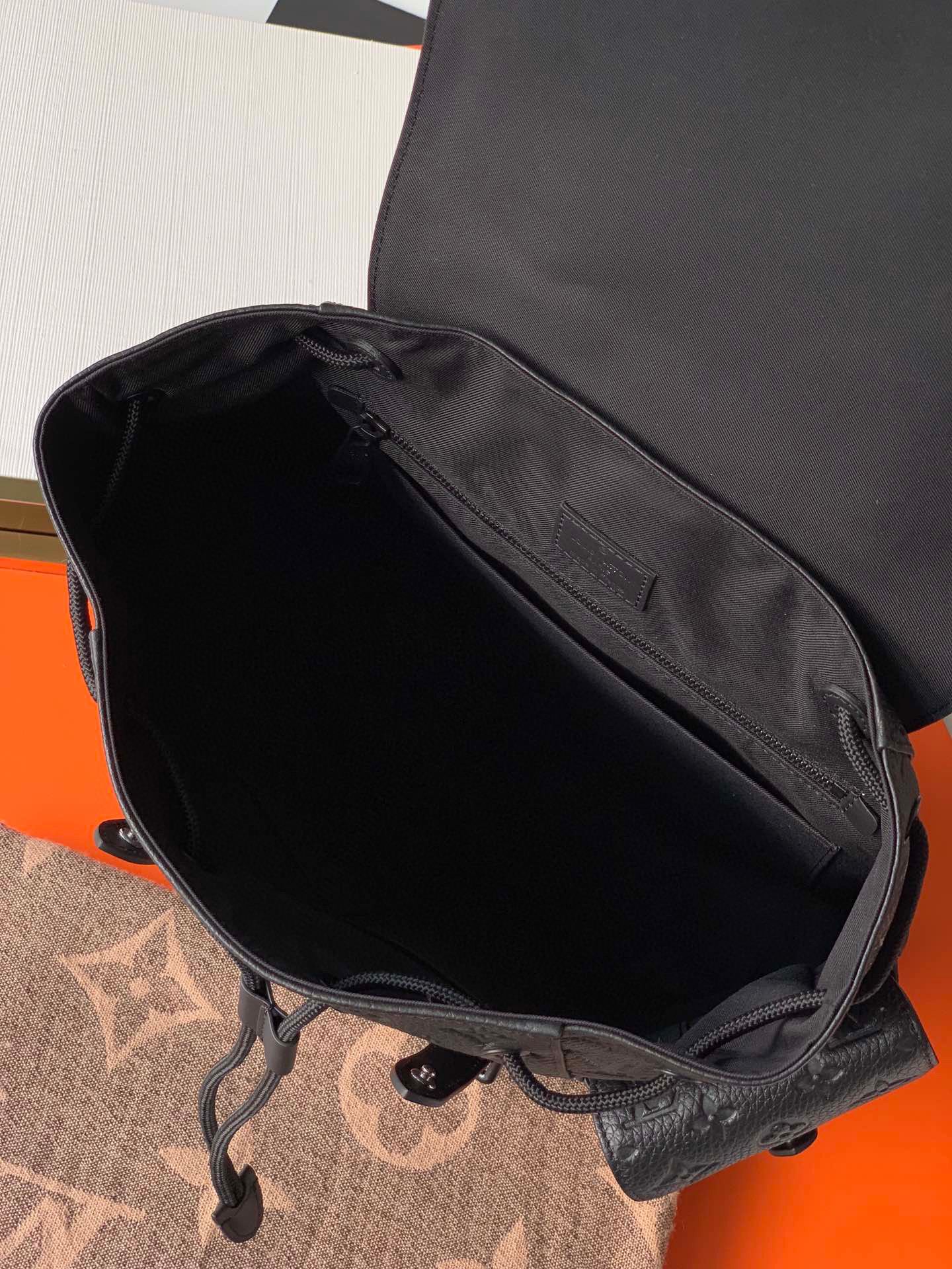 原厂皮 LOUIS VUITTON Christopher  壓印 雙肩包  黑色 M55699