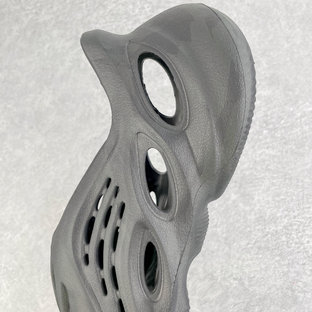 adidas originals Yeezy Foam Runner Onyx 黑色 玛瑙 黑武士 运动凉鞋 洞洞鞋 拖鞋 室内室外拖 男鞋 女鞋  HP8739