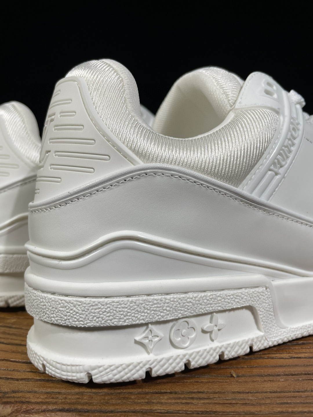 Louis Vuitton 路易威登 Trainer Sneaker 白色 低筒 休闲鞋 板鞋 男鞋 女鞋 1A9G4Z