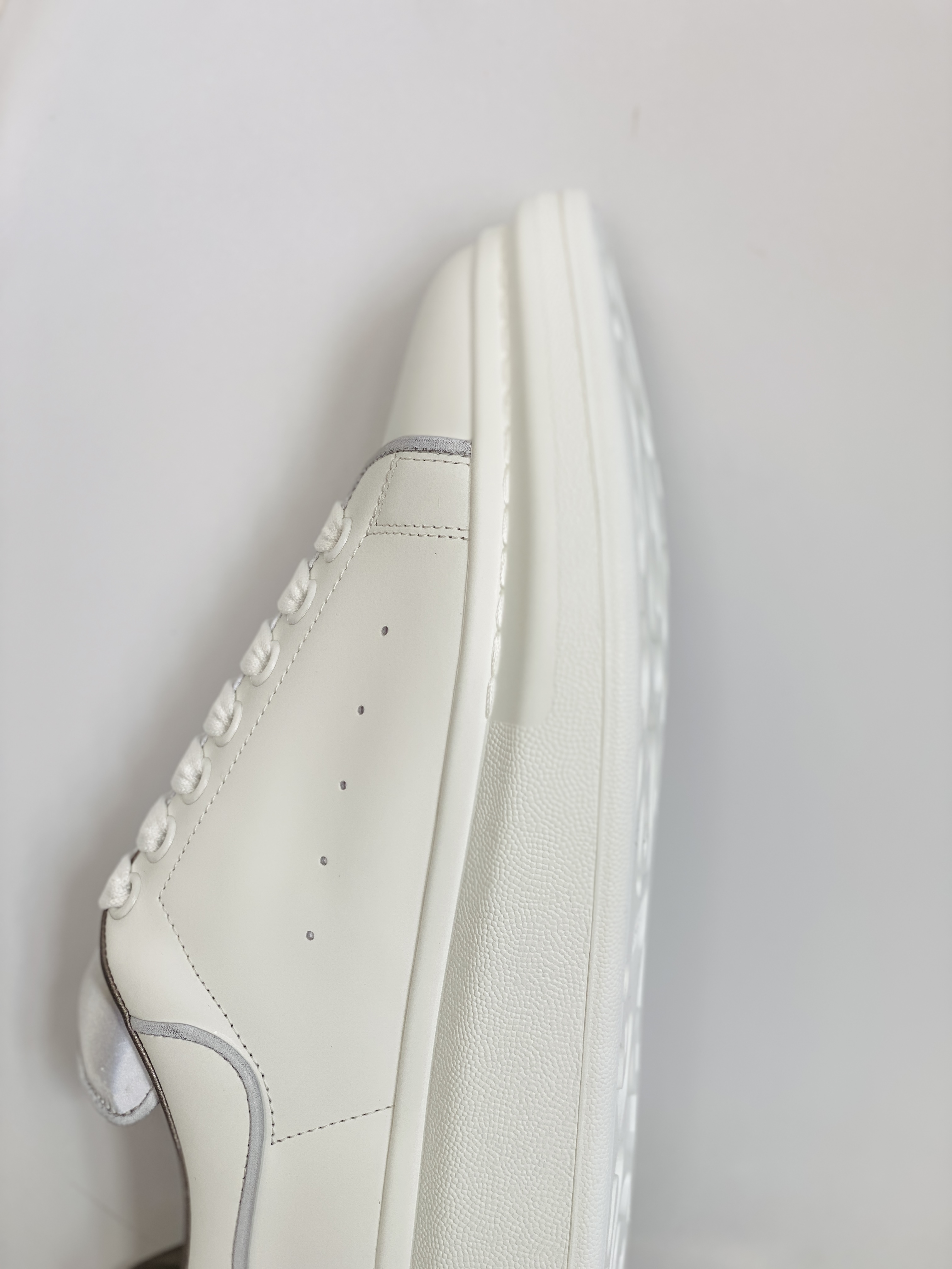 Alexander McQueen 麦昆 白灰 3M反光 低筒 板鞋 休闲鞋 厚底鞋 增高鞋 男鞋 女鞋 561123WHTQK9071