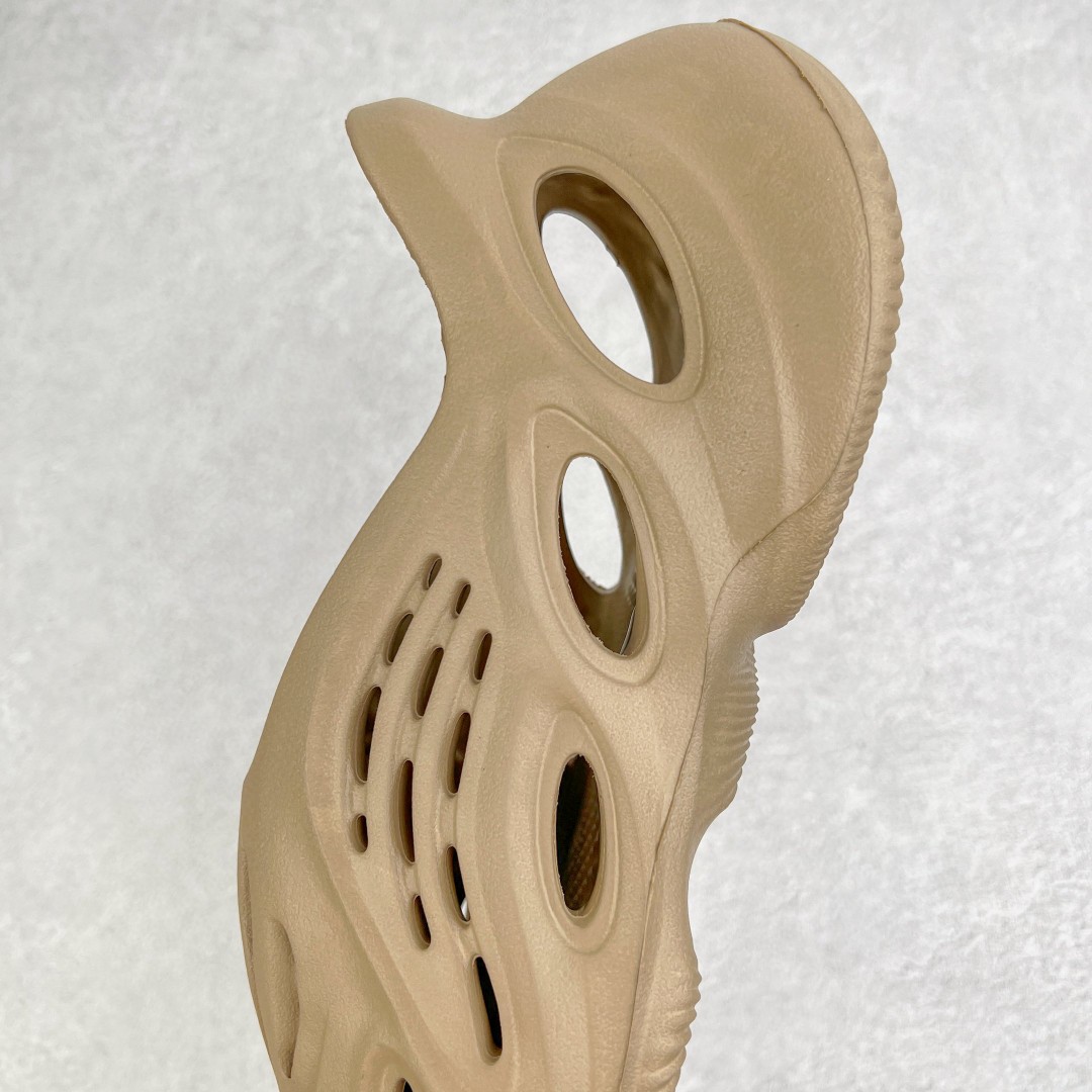 adidas originals Yeezy Foam Runner Mist 柳木棕 薄雾 运动凉鞋 洞洞鞋 拖鞋 室内室外拖 男鞋 女鞋  GV6774