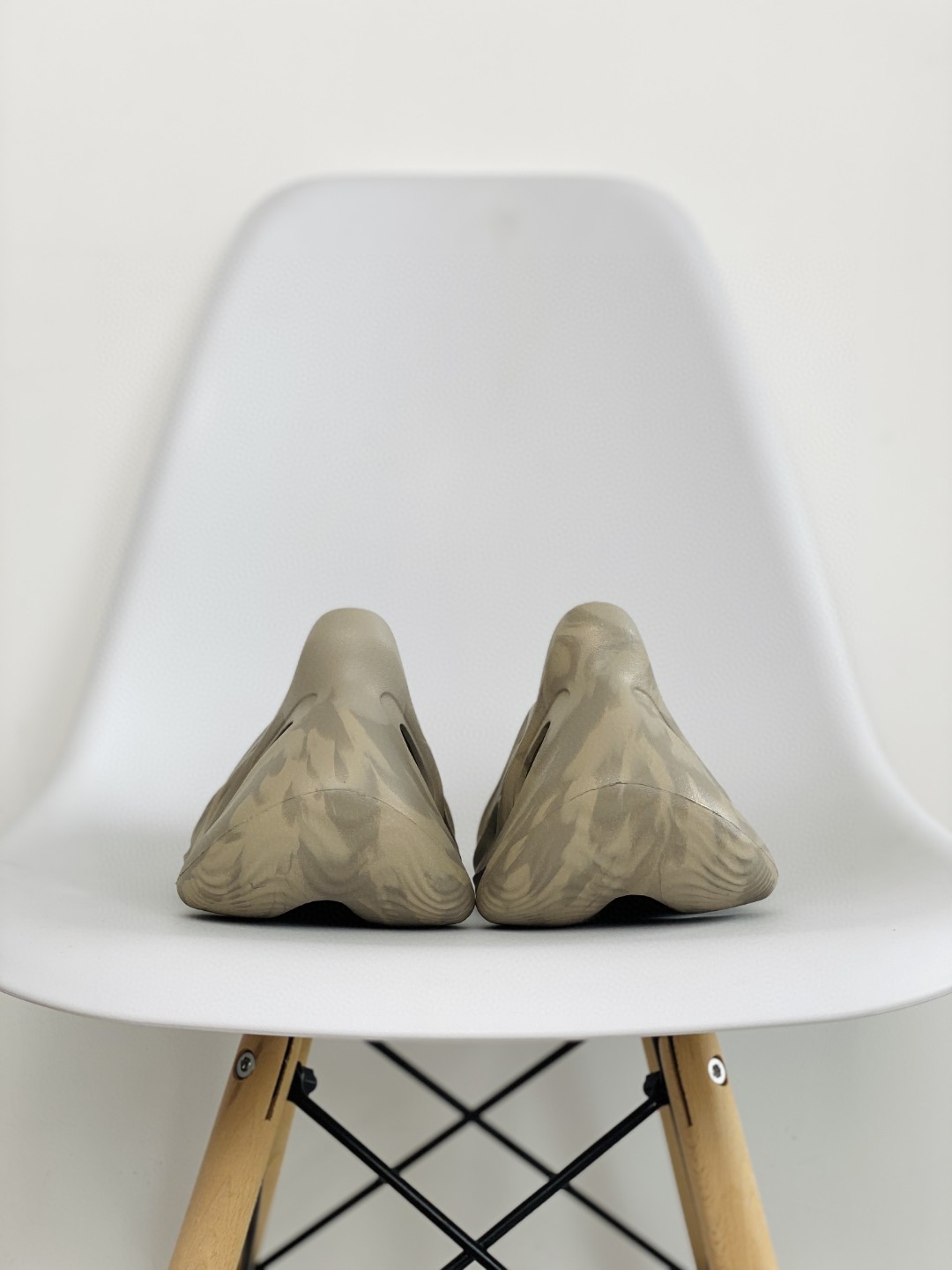 adidas originals Yeezy Foam Runner  Stone Sage 灰棕 鼠尾草 运动凉鞋 洞洞鞋 拖鞋 室内室外拖 男鞋 女鞋 GW3354