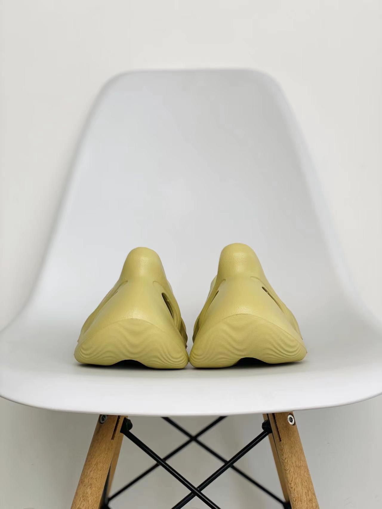 adidas originals Yeezy Foam Runner Sand 土黄 米黄 硫磺  运动凉鞋 洞洞鞋 拖鞋 室内室外拖 男鞋 女鞋 GV6775