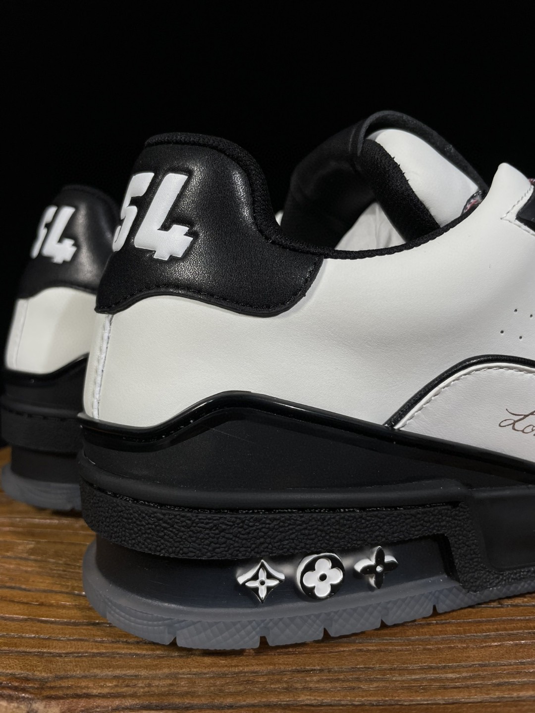 Louis Vuitton 路易威登 Trainer 牛皮 白黑 低筒 休闲鞋 板鞋 男鞋 女鞋 1A9ADA