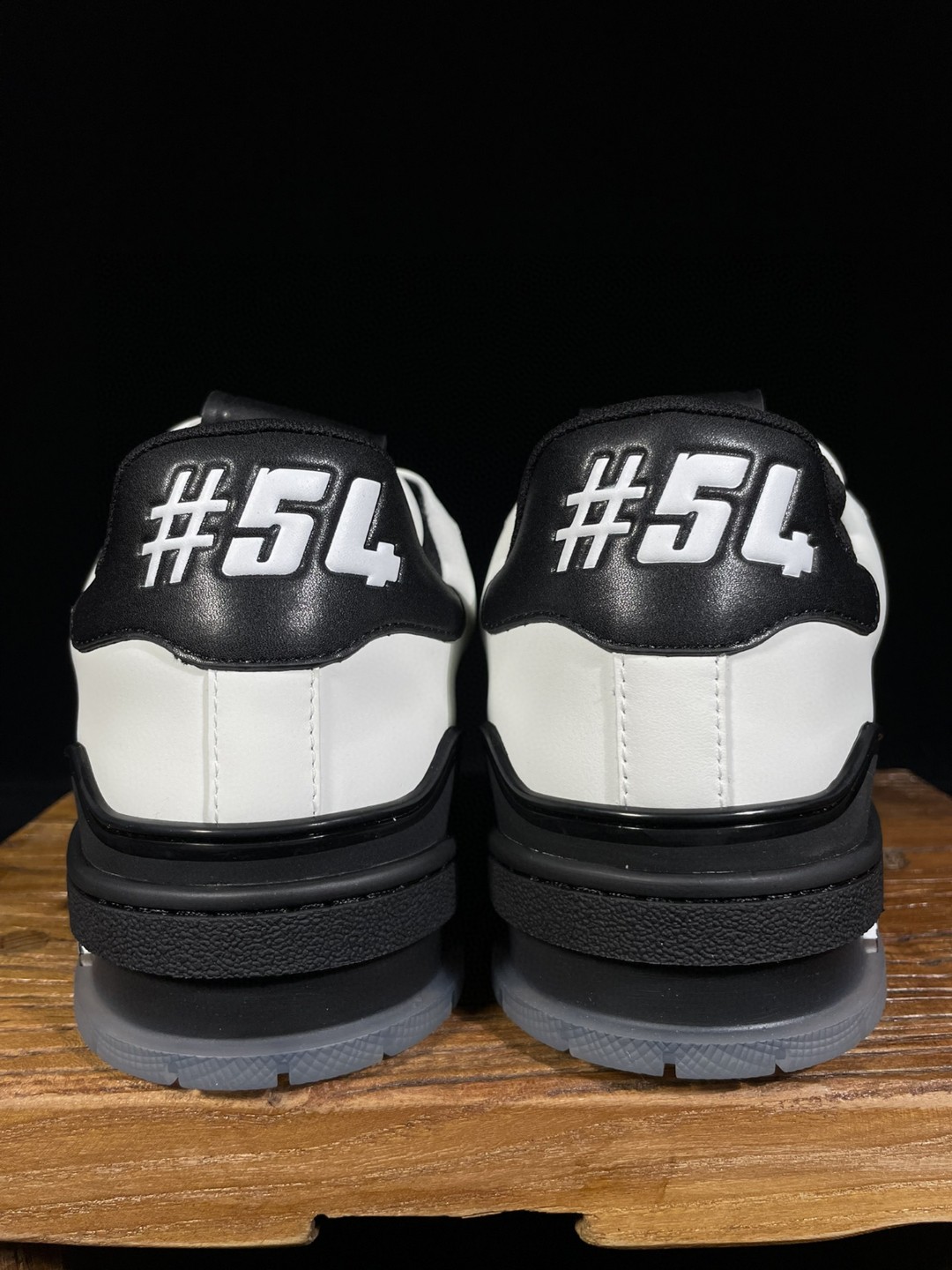 Louis Vuitton 路易威登 Trainer 牛皮 白黑 低筒 休闲鞋 板鞋 男鞋 女鞋 1A9ADA