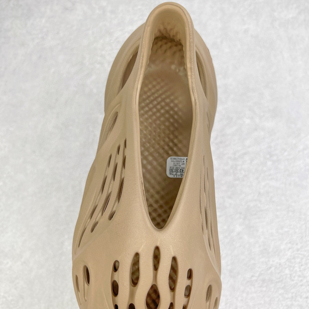 adidas originals Yeezy Foam Runner Mist 柳木棕 薄雾 运动凉鞋 洞洞鞋 拖鞋 室内室外拖 男鞋 女鞋  GV6774