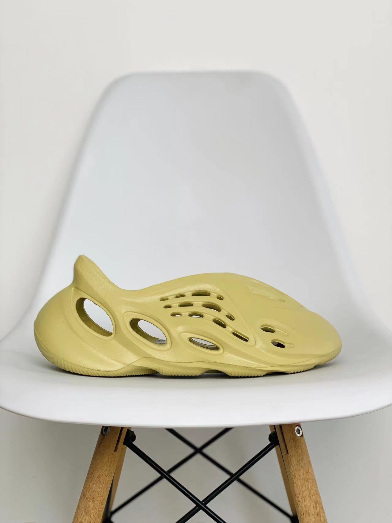 adidas originals Yeezy Foam Runner Sand 土黄 米黄 硫磺  运动凉鞋 洞洞鞋 拖鞋 室内室外拖 男鞋 女鞋 GV6775