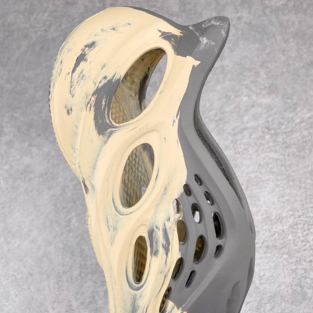 adidas originals Yeezy Foam Runner MXT Moon Grey 灰黄 运动凉鞋 洞洞鞋 拖鞋 室内室外拖 男鞋 女鞋  GV7904