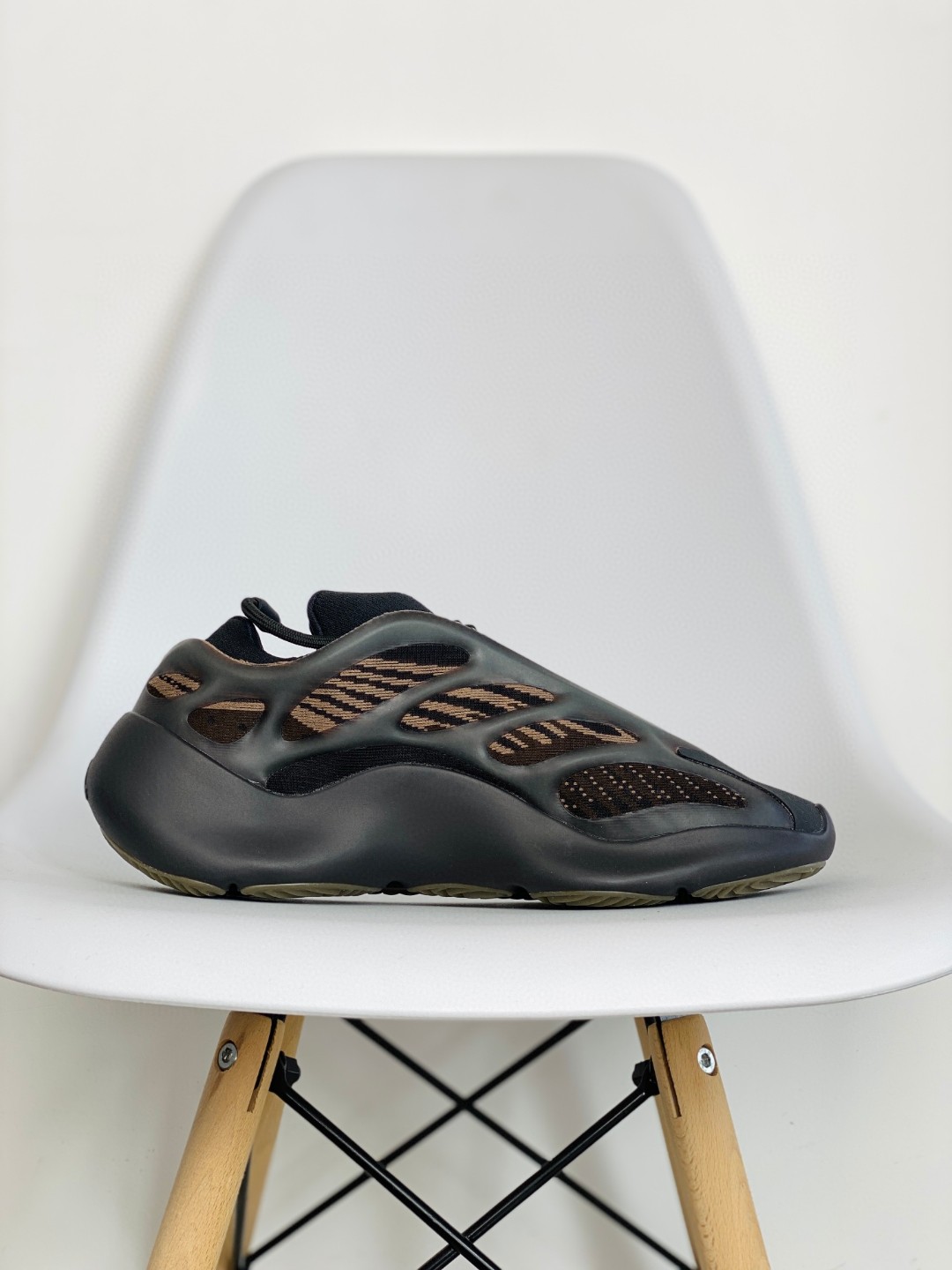 adidas Yeezy 700V3 Clay Brown 黑铜 低筒 休闲鞋 运动鞋 老爹鞋 男鞋 女鞋 GY0189