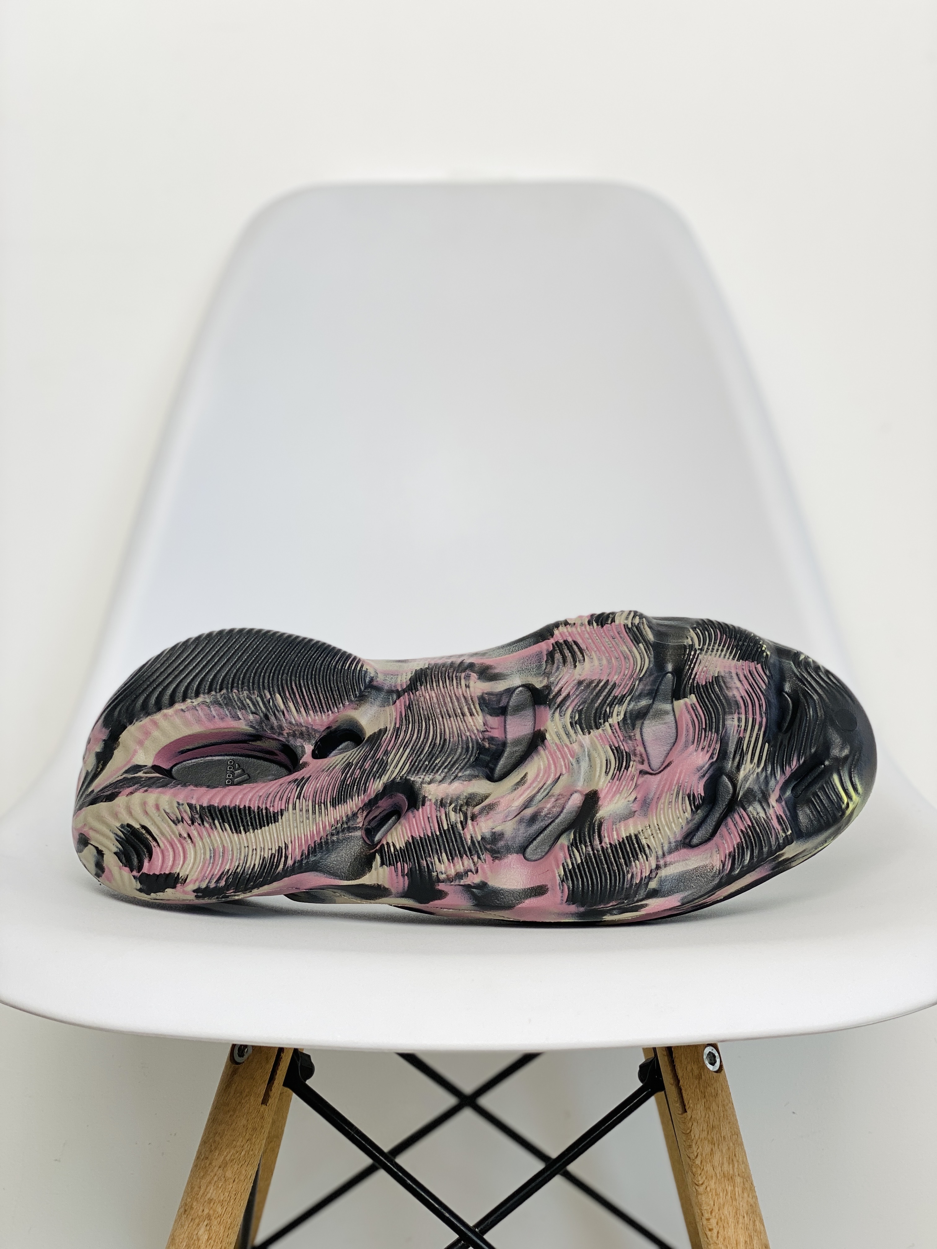 adidas originals Yeezy Foam Runner  MX cARBON 紫色 小丑 运动凉鞋 洞洞鞋 拖鞋 室内室外拖 男鞋 女鞋 IG9562 