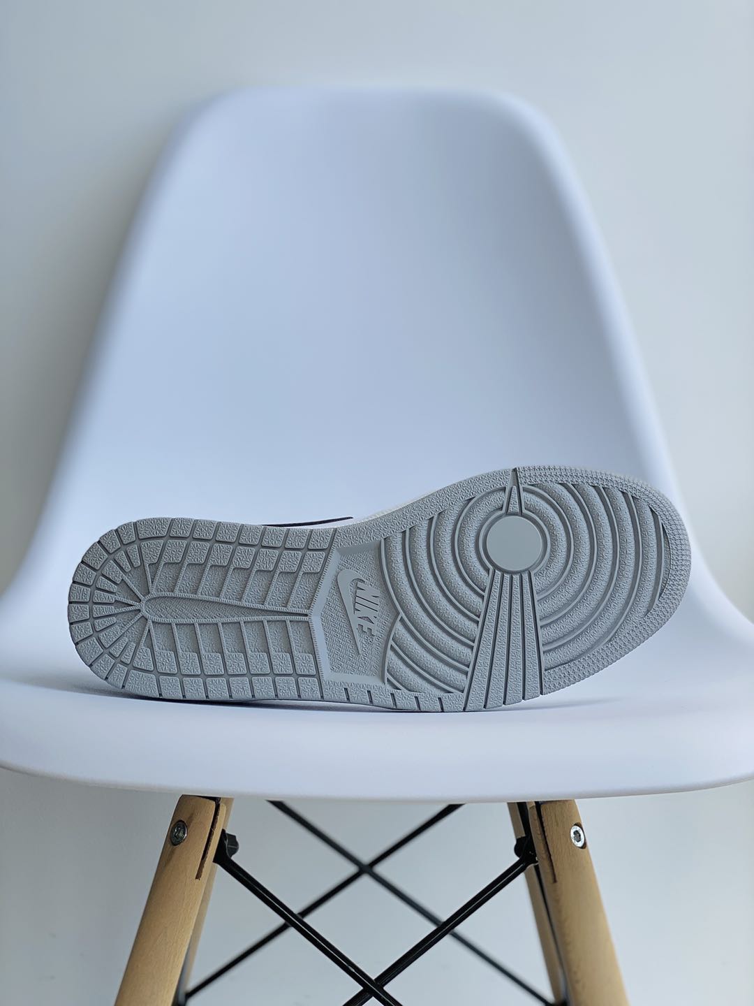 Air Jordan 1 Mid AJ1 Light Smoke Grey 小烟灰 灰白 休闲鞋 女鞋 男鞋 情侣鞋 554724-092