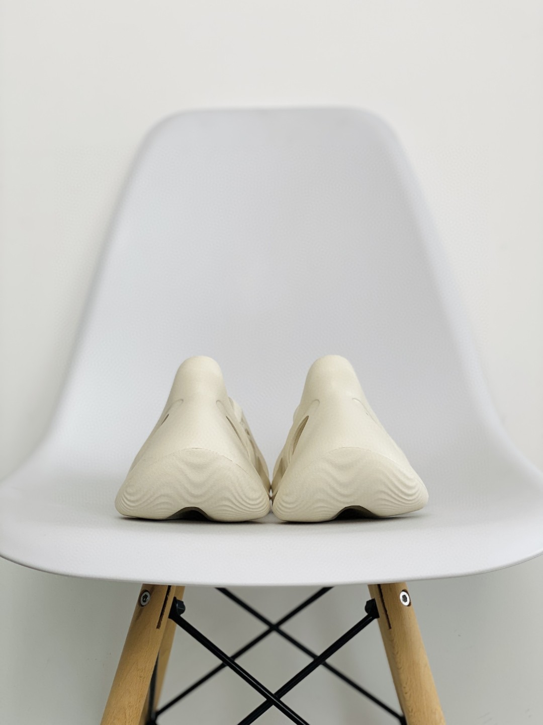 adidas originals Yeezy Foam Runner  Ararat 白色 运动凉鞋 洞洞鞋 拖鞋 室内室外拖 男鞋 女鞋 G55486