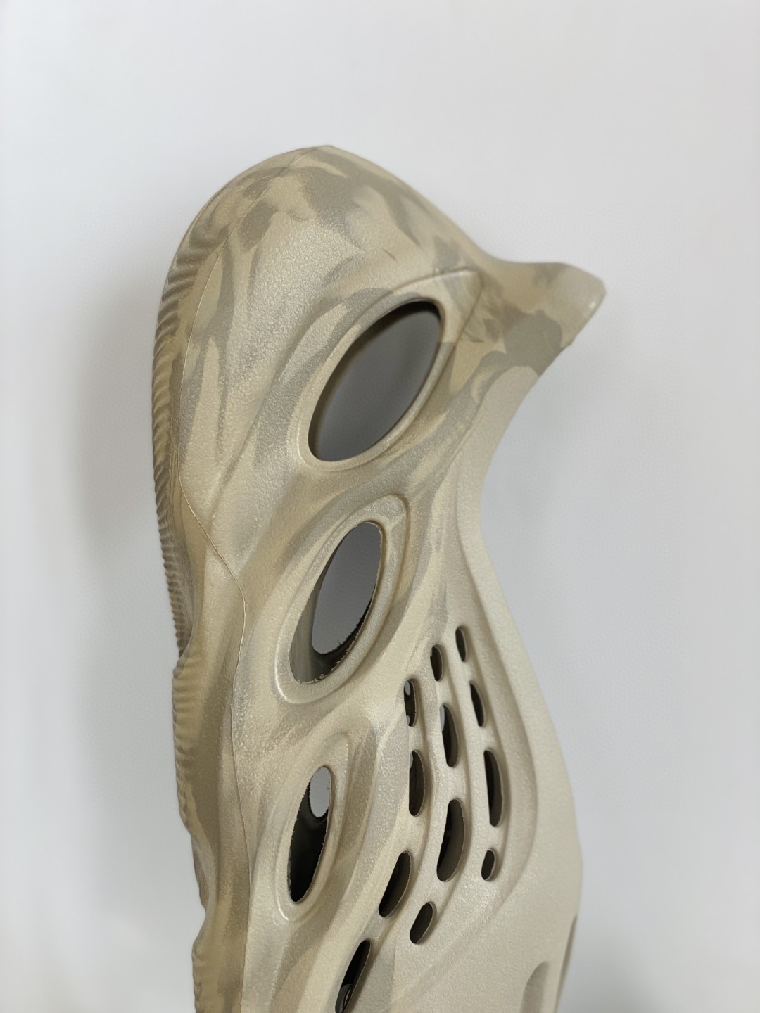 adidas originals Yeezy Foam Runner  Stone Sage 灰棕 鼠尾草 运动凉鞋 洞洞鞋 拖鞋 室内室外拖 男鞋 女鞋 GW3354