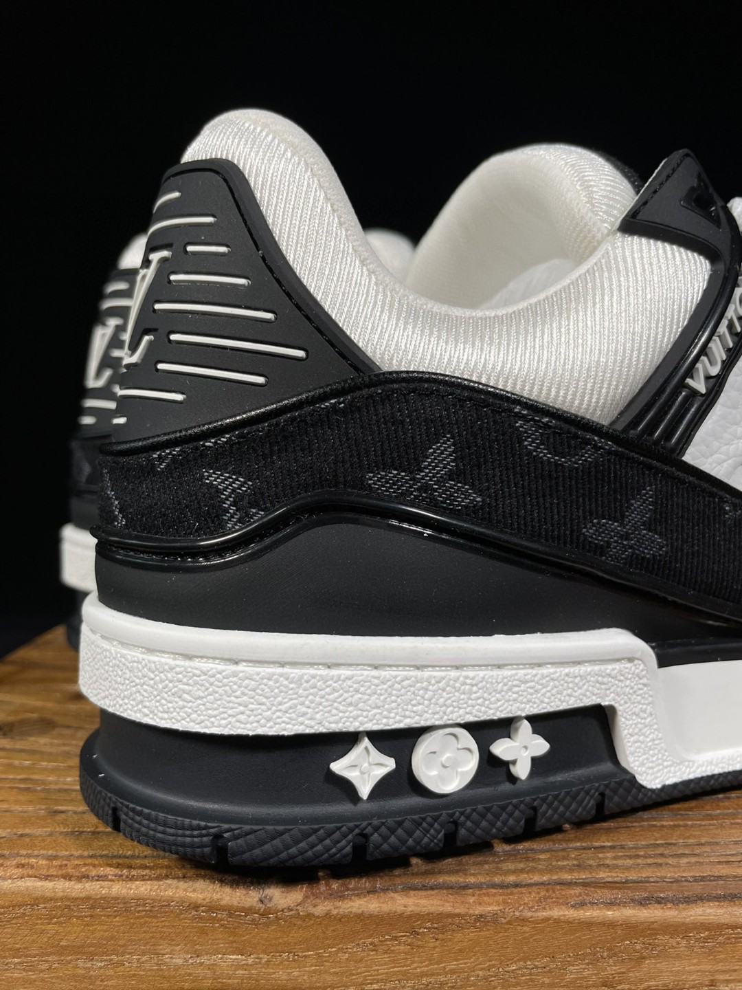 Louis Vuitton 路易威登 Trainer 白黑 熊猫 低筒 休闲鞋 板鞋 运动鞋 男鞋 女鞋 1A9JG9