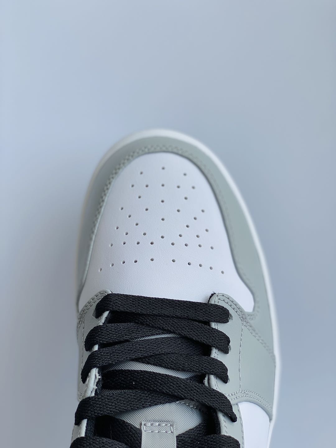 Air Jordan 1 Mid AJ1 Light Smoke Grey 小烟灰 灰白 休闲鞋 女鞋 男鞋 情侣鞋 554724-092