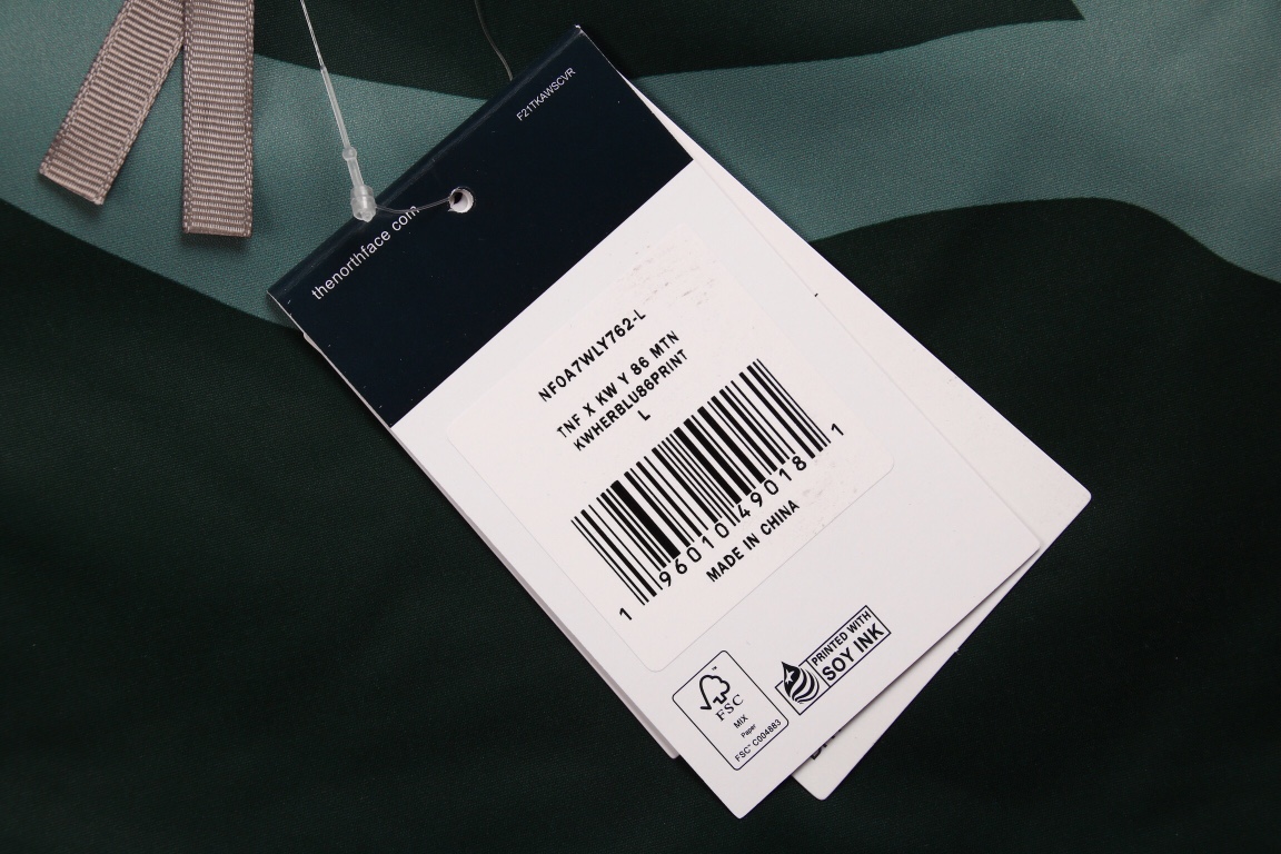 The North Face KAWS 1986 mOUTAIN Jacket 聯名款 綠色 戶外拼色连帽冲锋衣 夾克 防水 防風 透氣 外套 男款 女款 NF0A7WLW-75Y