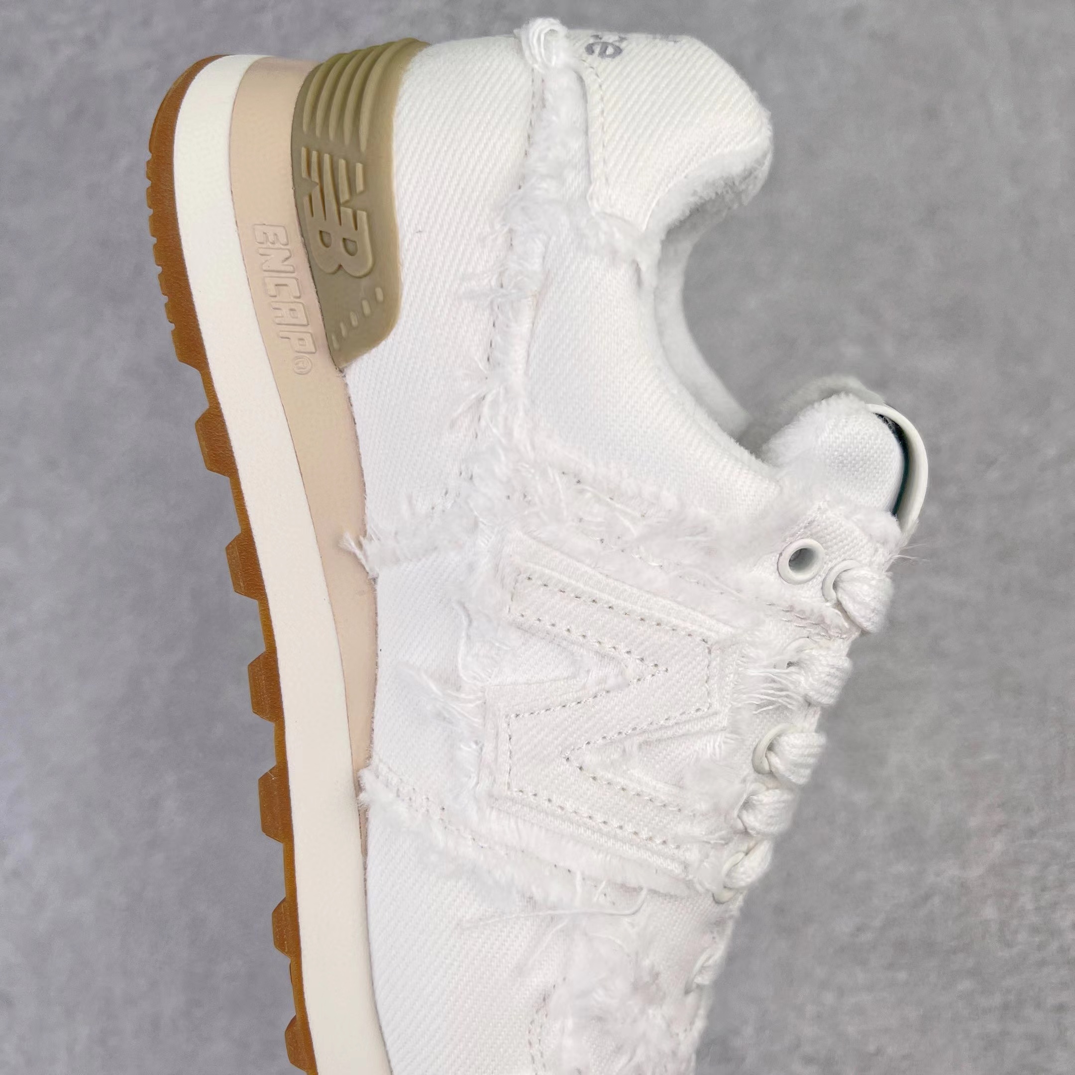 MiuMiu New Balance NB574 白色 低筒 联名 复古慢跑鞋 男鞋 女鞋 休闲鞋 板鞋 5E765D_CSL_F0009_015