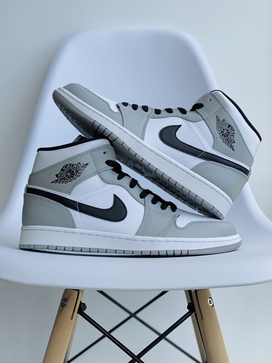 Air Jordan 1 Mid AJ1 Light Smoke Grey 小烟灰 灰白 休闲鞋 女鞋 男鞋 情侣鞋 554724-092