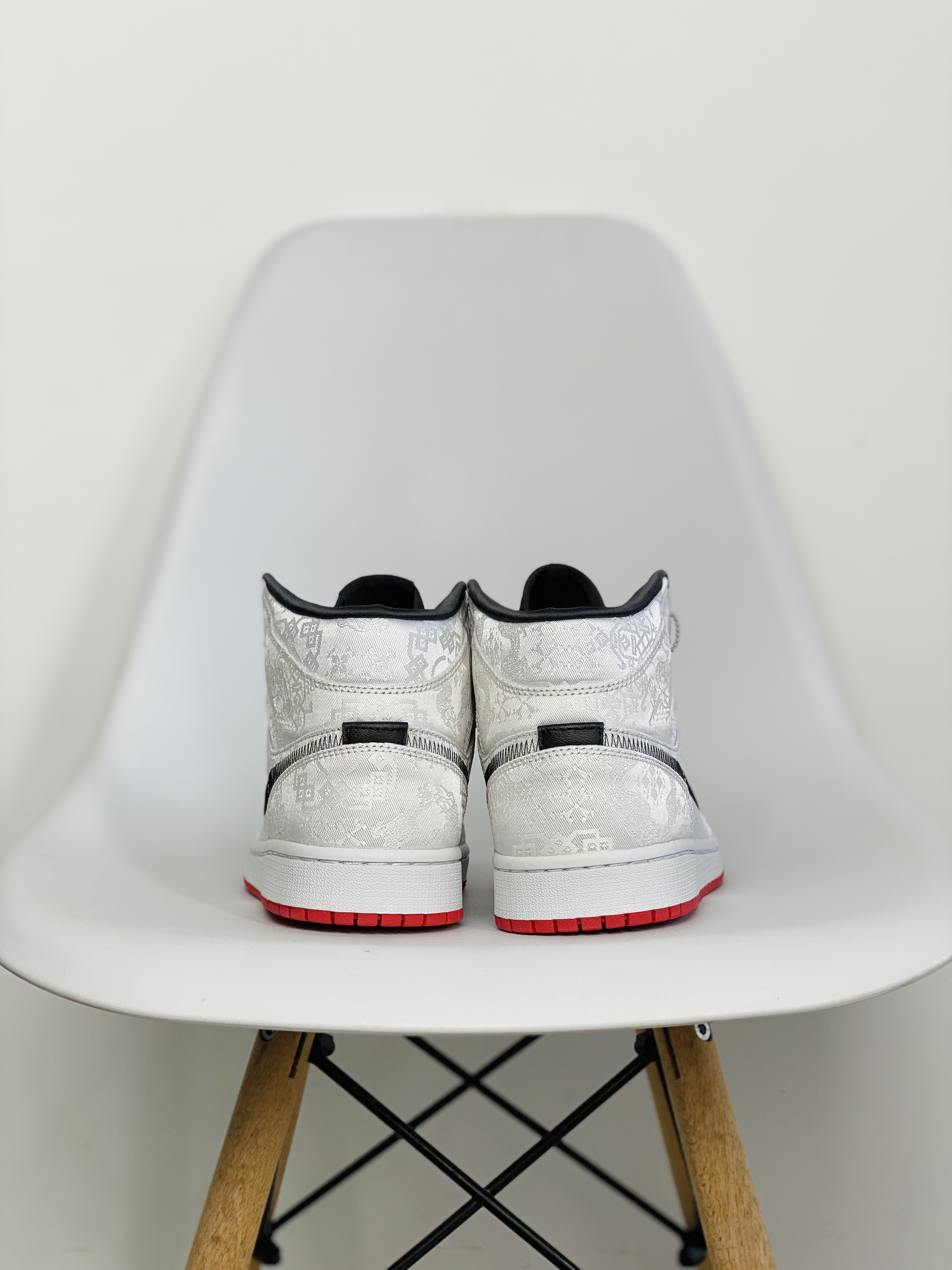 CLOT Air Jordan 1 Mid AJ1  Fearless 陈冠希 白丝绸 铜钱  篮球鞋 运动鞋 休闲鞋 男鞋 CU2804-100