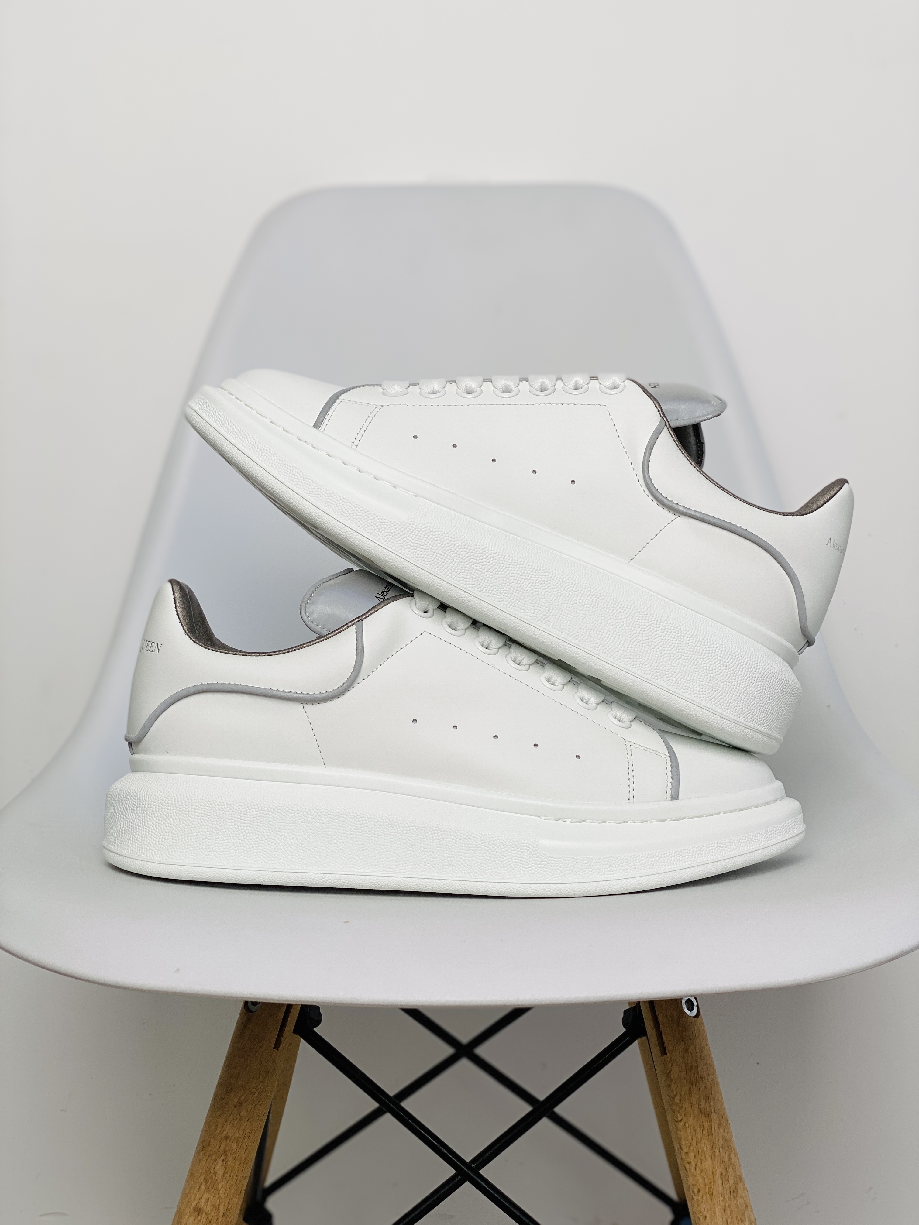 Alexander McQueen 麦昆 白灰 3M反光 低筒 板鞋 休闲鞋 厚底鞋 增高鞋 男鞋 女鞋 561123WHTQK9071