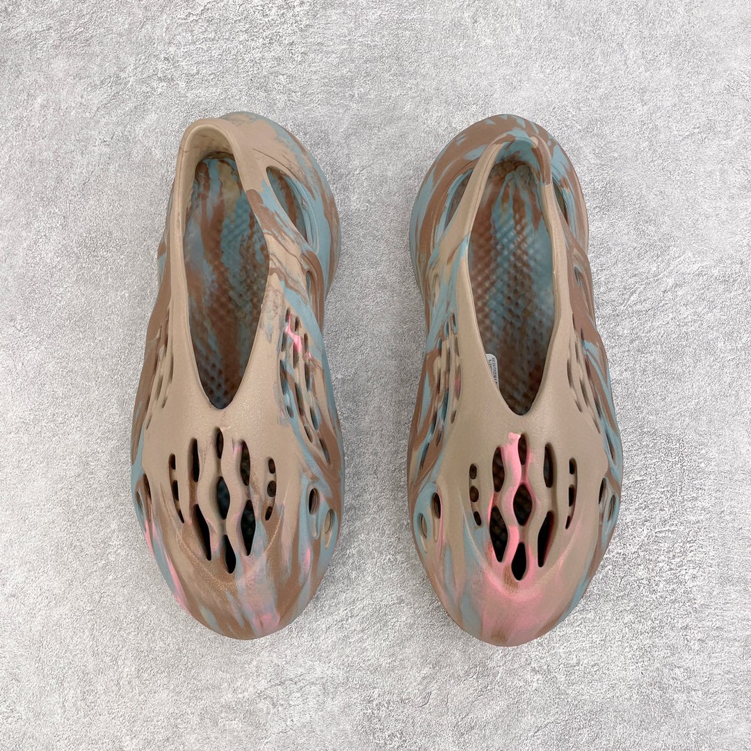 adidas originals Yeezy Foam Runner MX Sand Grey 蓝褐色 运动凉鞋 洞洞鞋 拖鞋 室内室外拖 男鞋 女鞋 GY3969