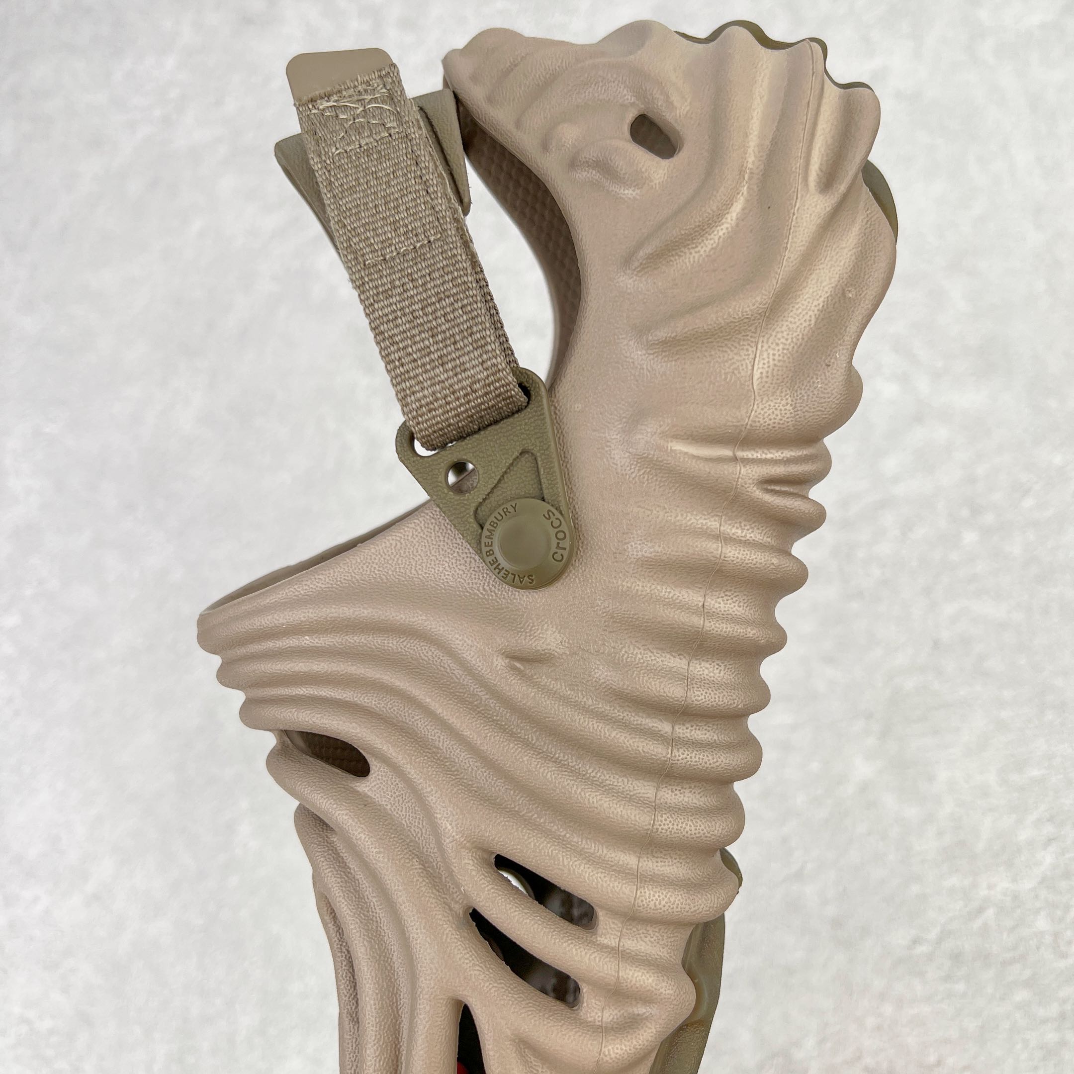 Salehe Bembury Crocs Pollex Clog Menemsha 棕褐色 云雾白 室内外 拖鞋 沙滩鞋  男女同款 207393-195